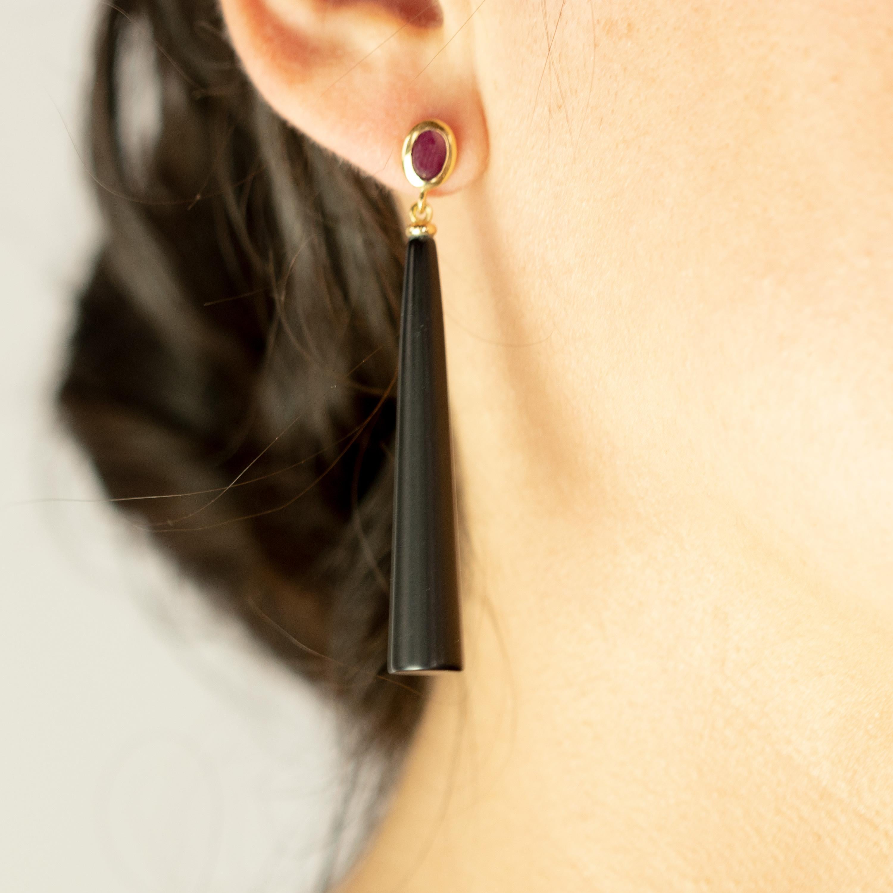 Un chef-d'œuvre étonnant avec un étalage exceptionnel de couleurs et un savoir-faire de haute qualité est né dans l'atelier d'Intini Jewels. De superbes boucles d'oreilles en rubis et agate noire retenues par de délicats détails en or blanc 18