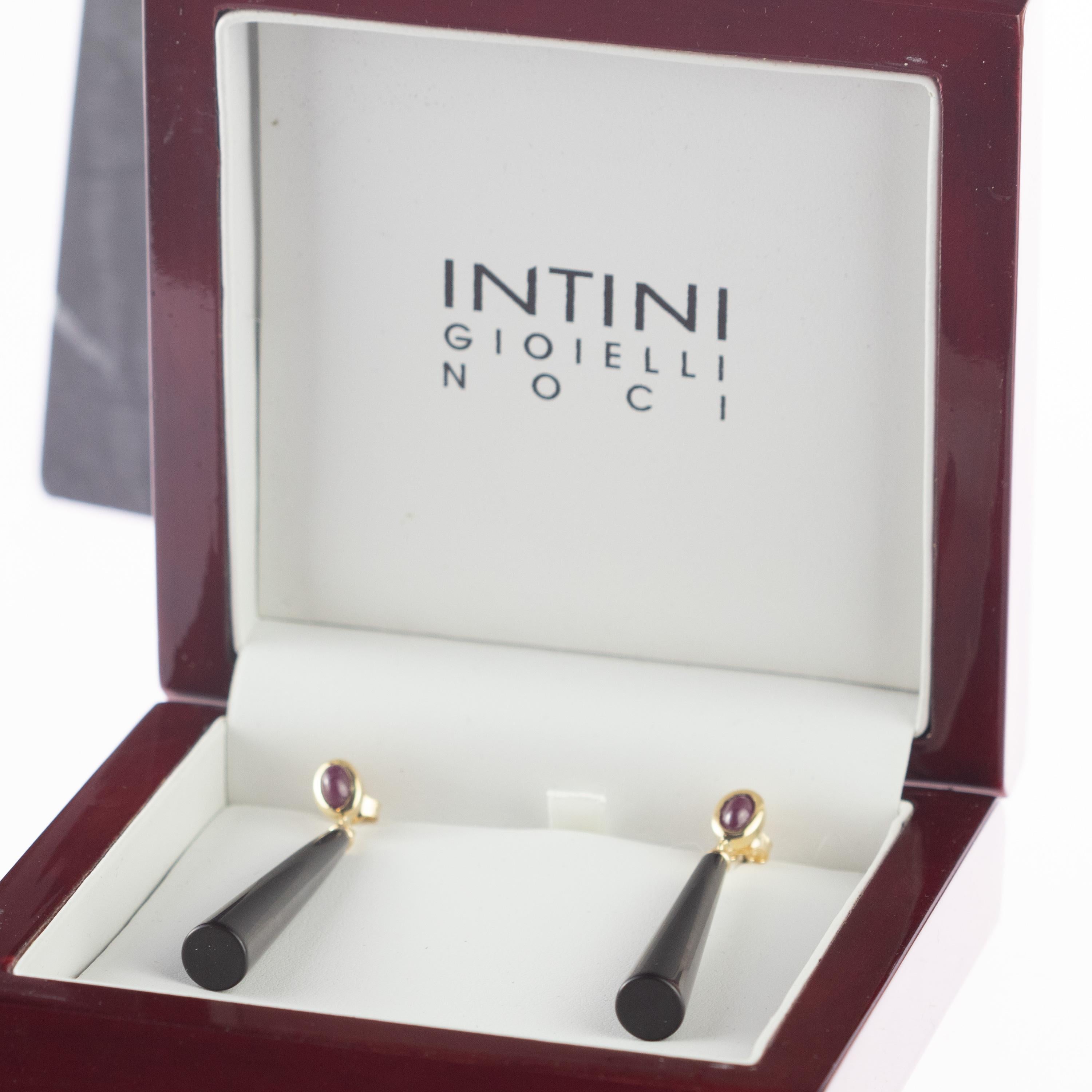 Taille mixte Intini Jewels Boucles d'oreilles cocktail chics en goutte en or 18 carats avec agate noire et rubis naturel en vente