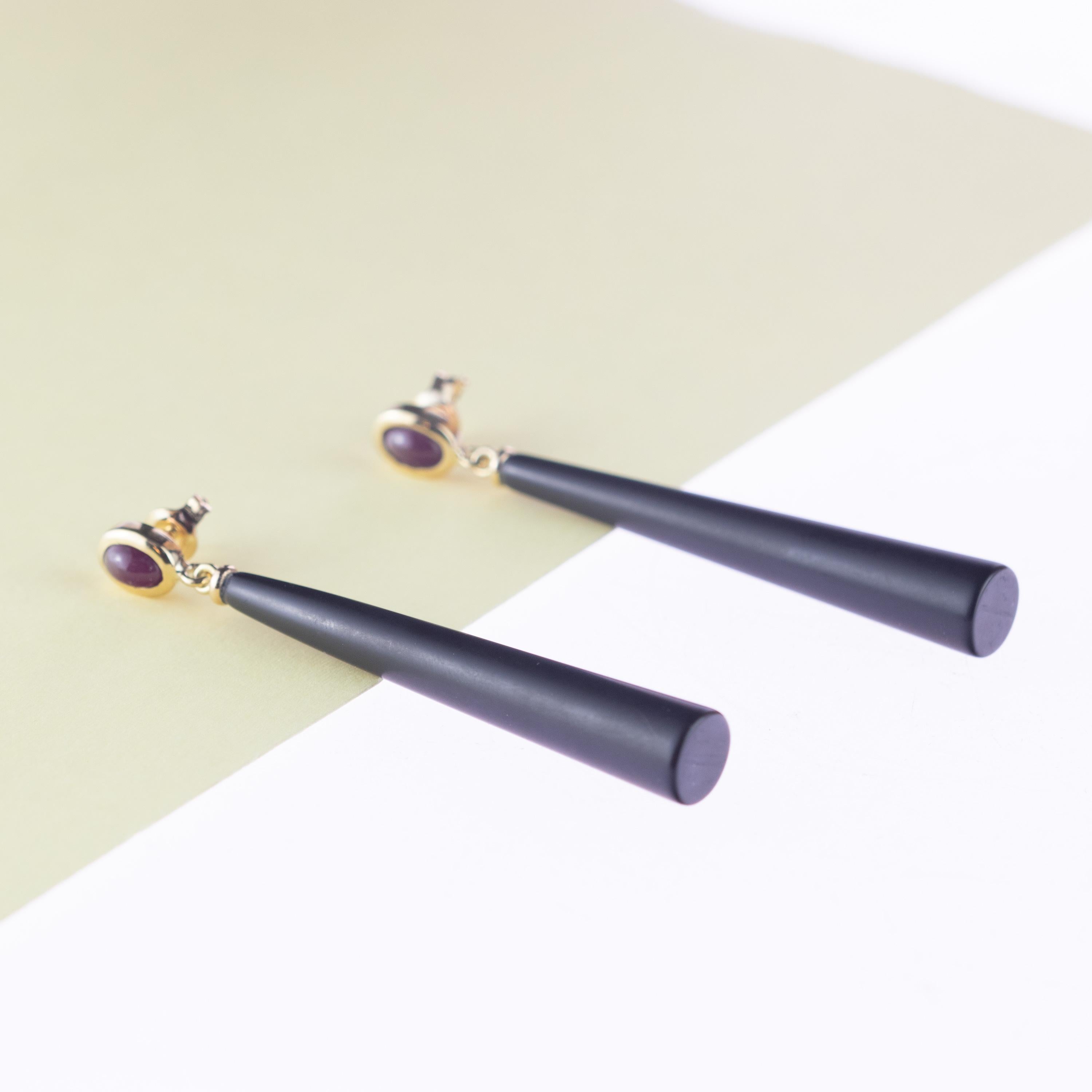 Intini Jewels Boucles d'oreilles cocktail chics en goutte en or 18 carats avec agate noire et rubis naturel en vente 1