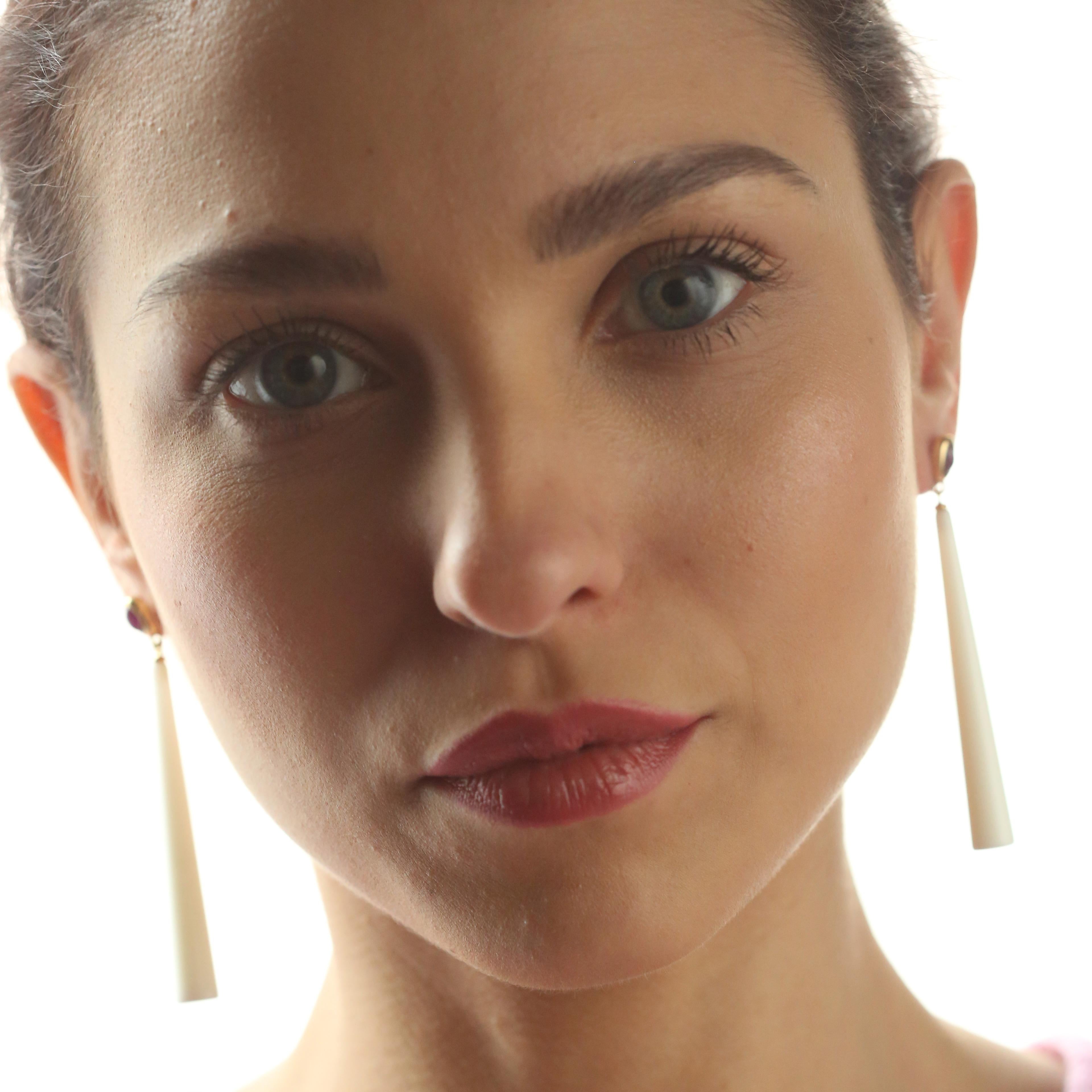 Intini Jewels Boucles d'oreilles cocktail chics en goutte en or 18 carats avec agate blanche et rubis naturel en vente 4