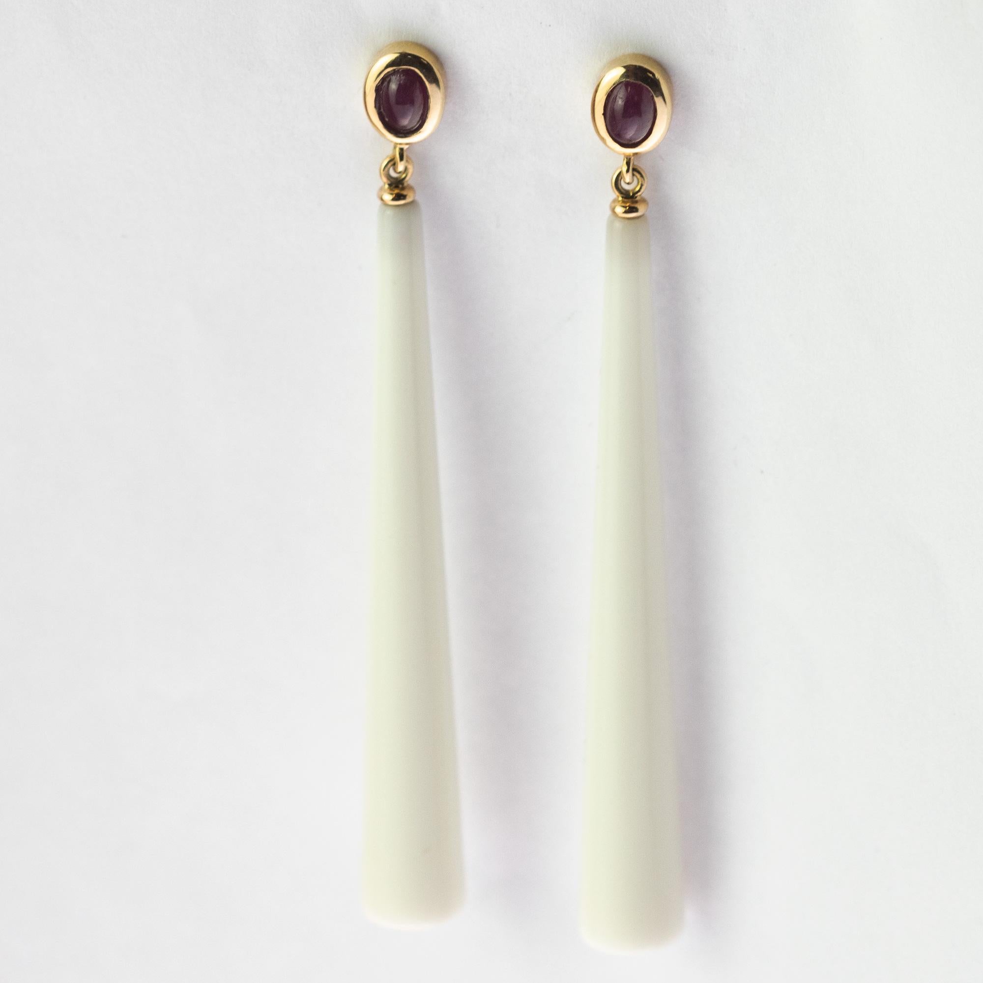 Art nouveau Intini Jewels Boucles d'oreilles cocktail chics en goutte en or 18 carats avec agate blanche et rubis naturel en vente