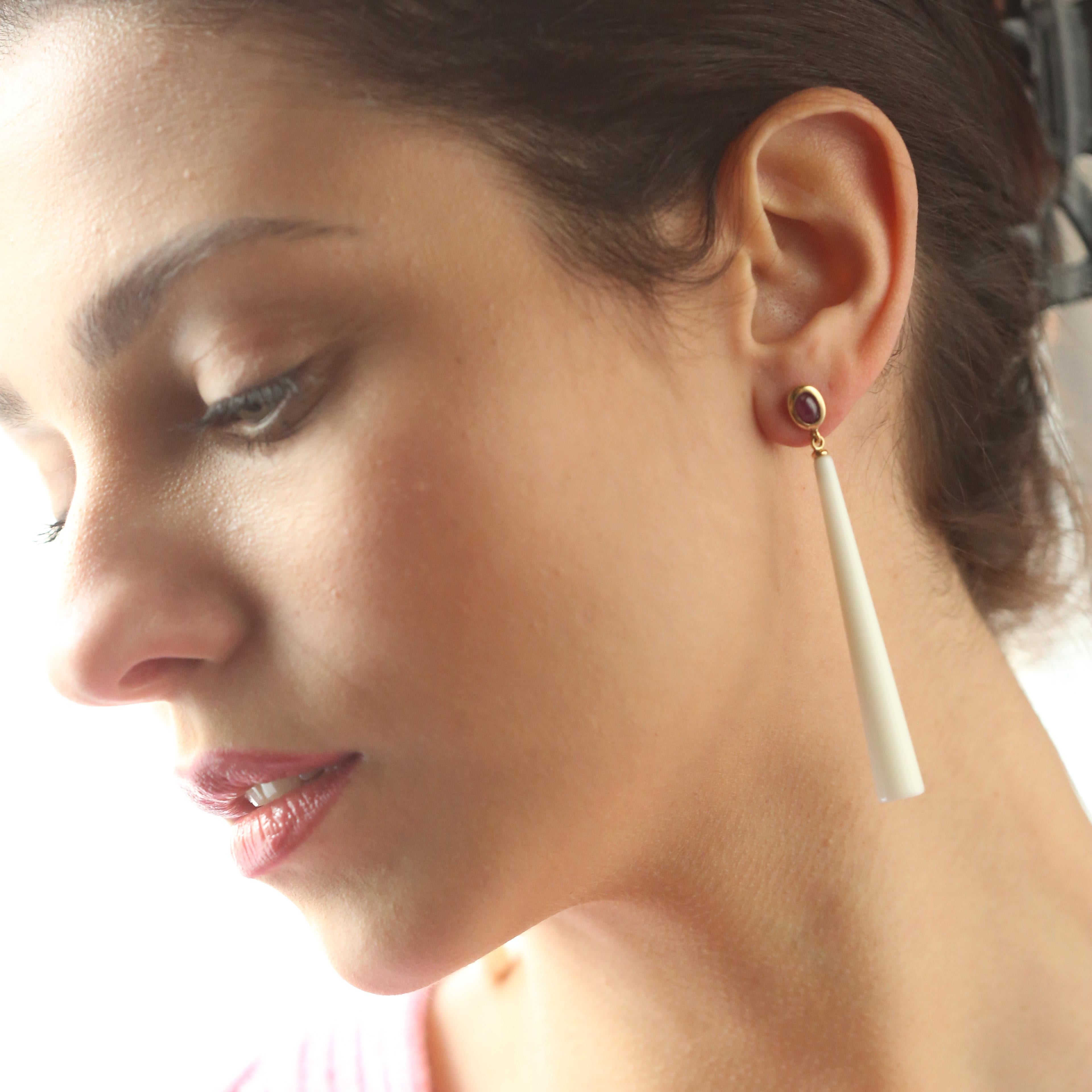 Un chef-d'œuvre étonnant avec un étalage exceptionnel de couleurs et un savoir-faire de haute qualité est né dans l'atelier d'Intini Jewels. De superbes boucles d'oreilles en rubis et agate blanche retenues par de délicats détails en or blanc 18