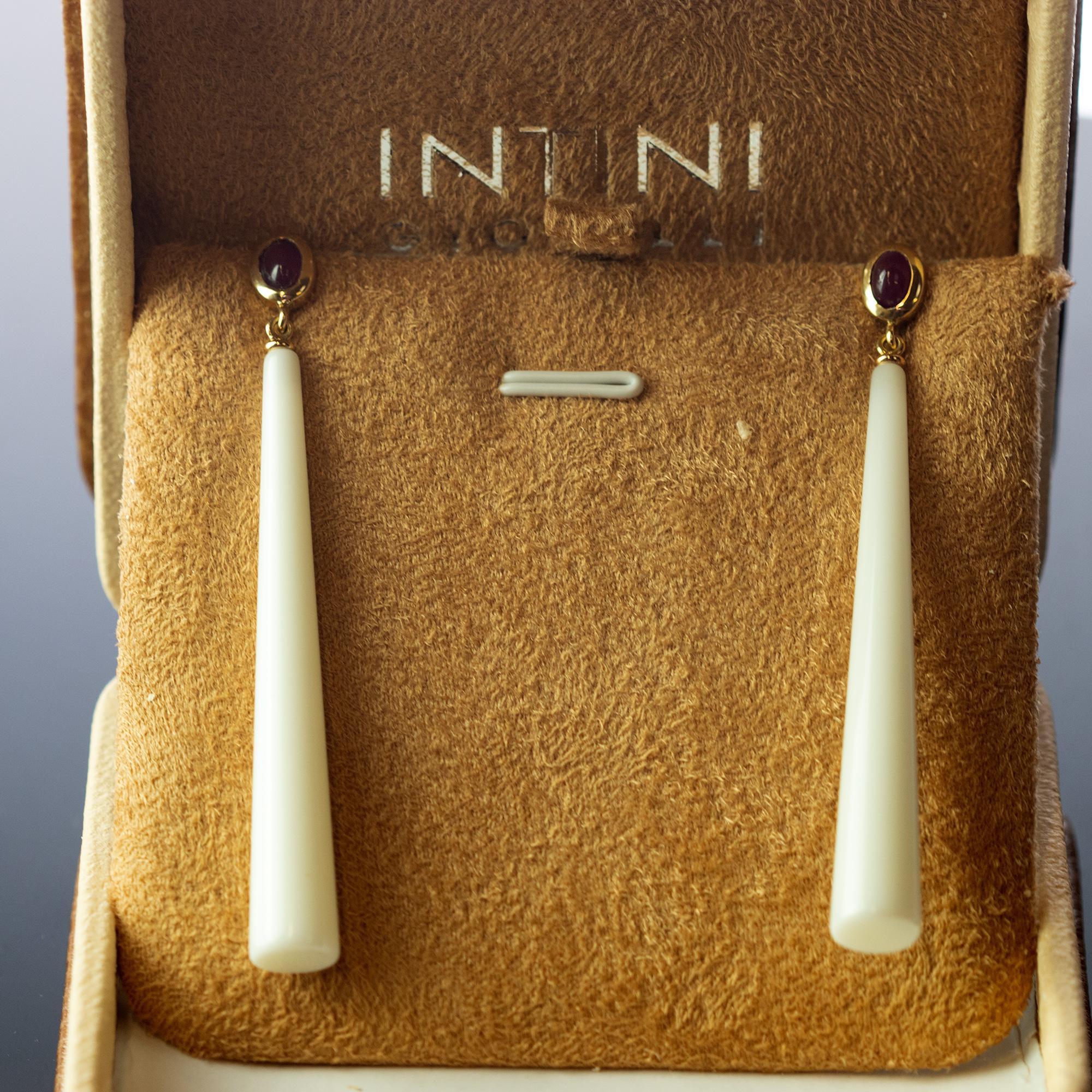 Taille mixte Intini Jewels Boucles d'oreilles cocktail chics en goutte en or 18 carats avec agate blanche et rubis naturel en vente