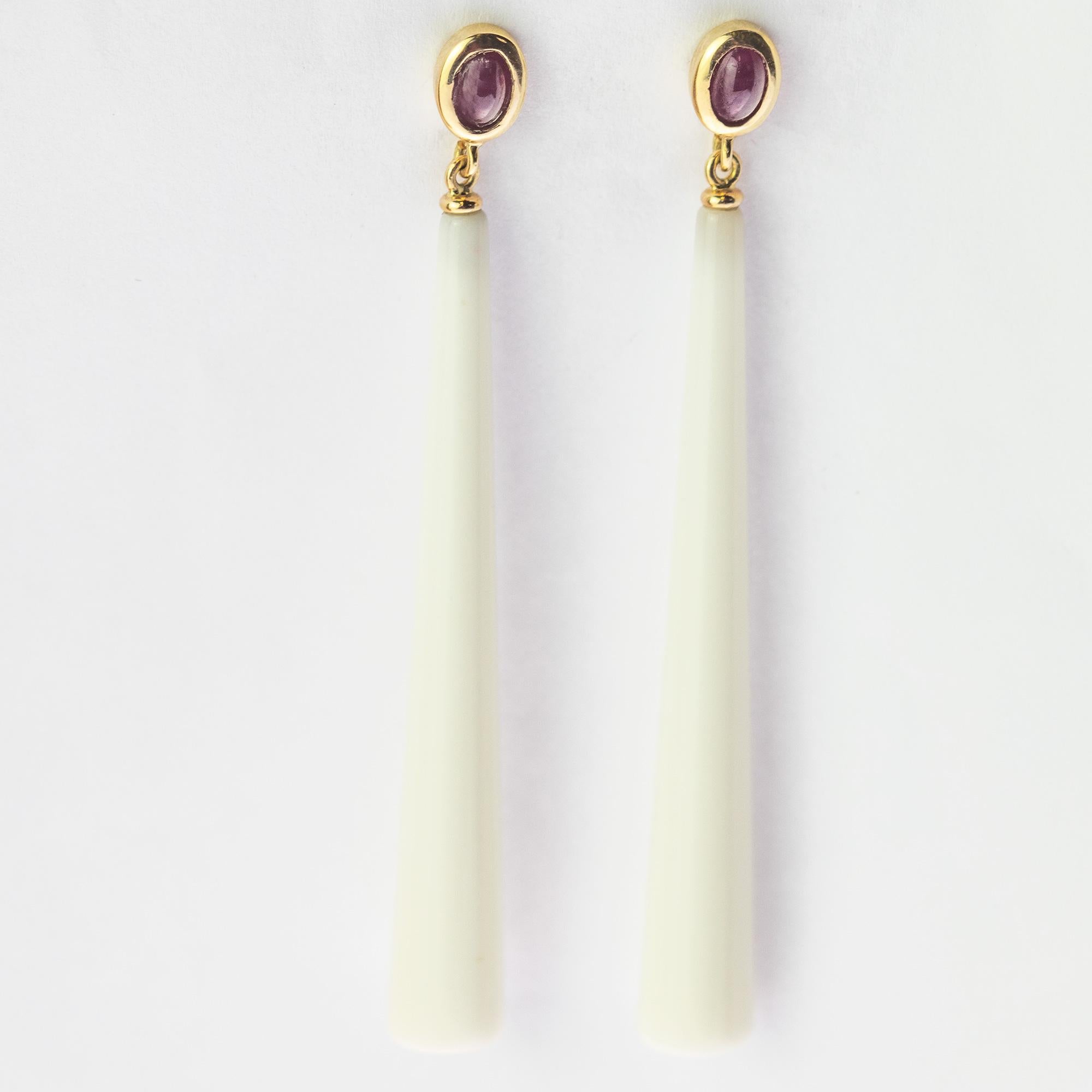 Intini Jewels Boucles d'oreilles cocktail chics en goutte en or 18 carats avec agate blanche et rubis naturel en vente 2