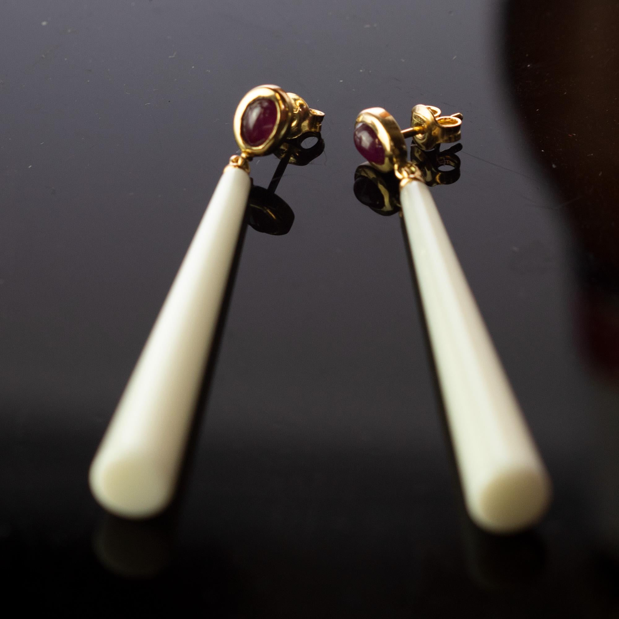 Intini Jewels Boucles d'oreilles cocktail chics en goutte en or 18 carats avec agate blanche et rubis naturel en vente 3