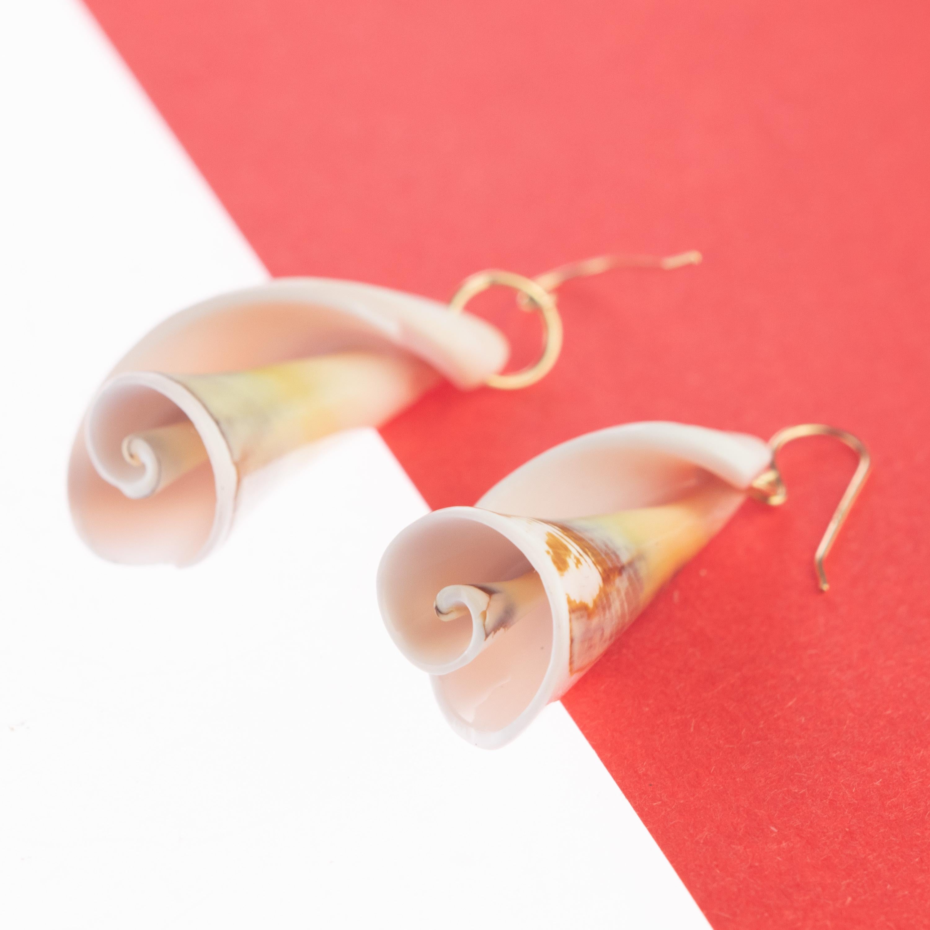 Intini Jewels Pendants d'oreilles cocktail style Boho en or jaune 18 carats avec coquillages naturels en vente 2