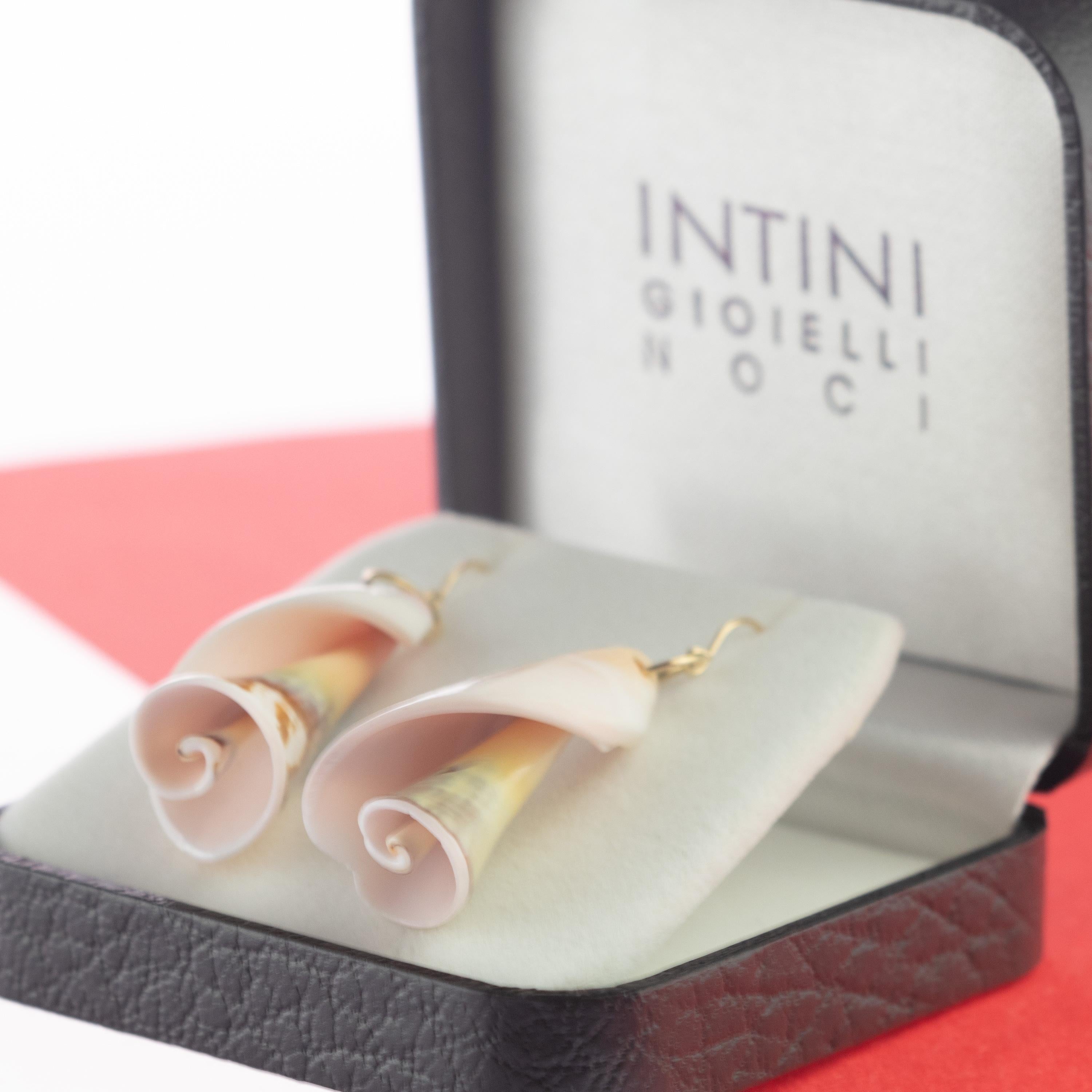Intini Jewels Natural Shell 18 Karat Yellow Gold Dangle Boho Cocktail Earrings For Sale 3
