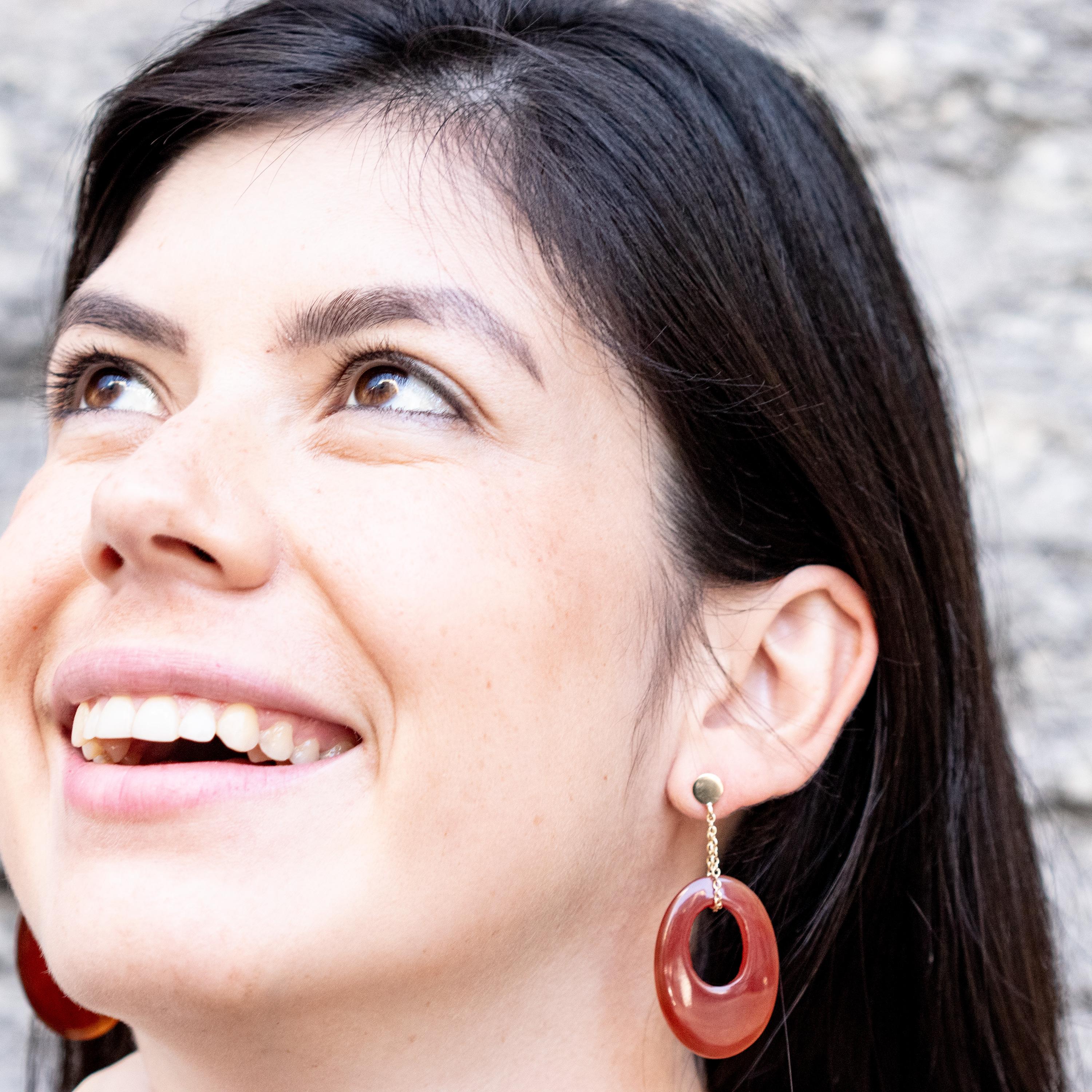 tini Jewels Oval Karneol Nussbaum 18 Karat Gelbgold Tropfenohrringe mit Anhängern (Ovalschliff) im Angebot