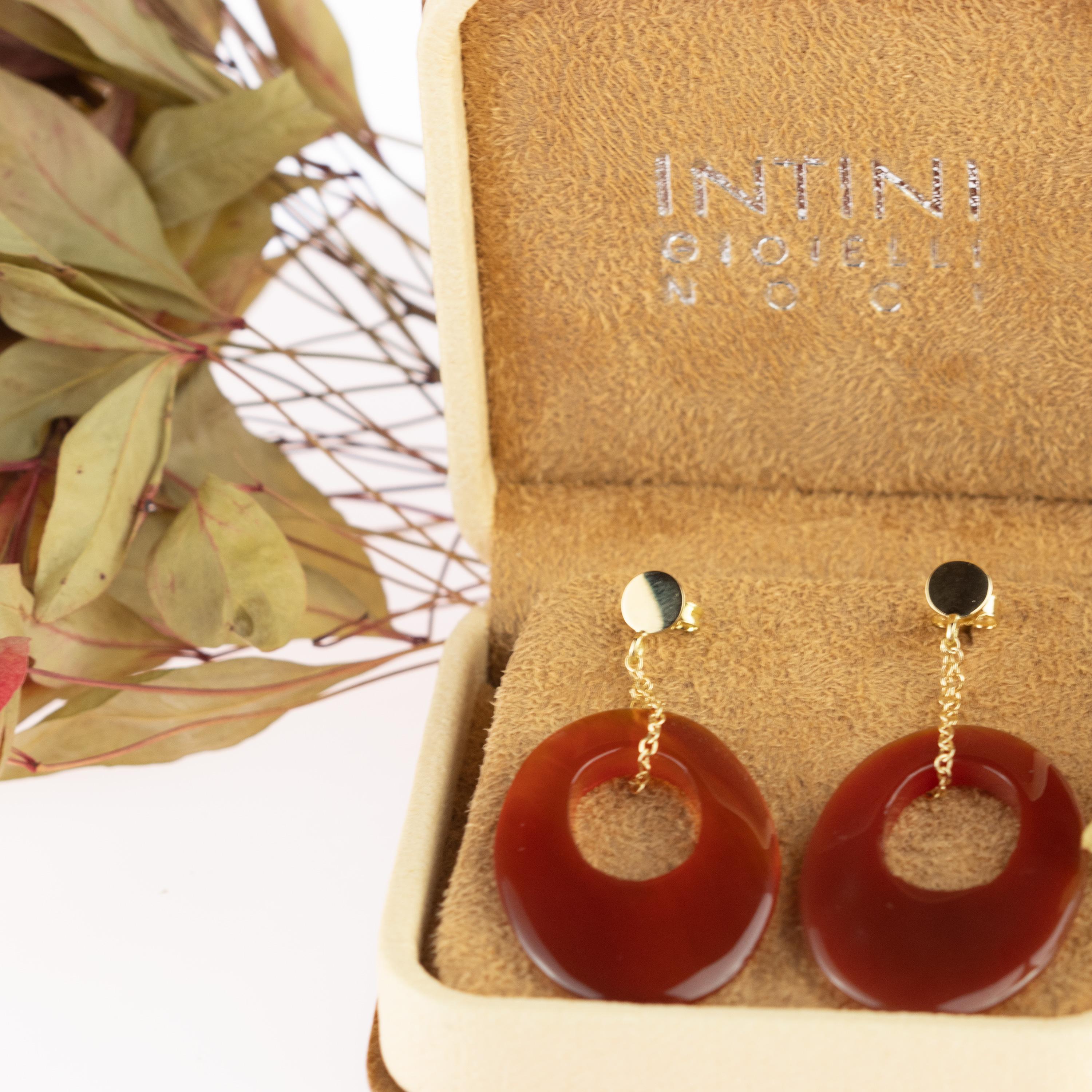 tini Jewels Oval Karneol Nussbaum 18 Karat Gelbgold Tropfenohrringe mit Anhängern im Angebot 1