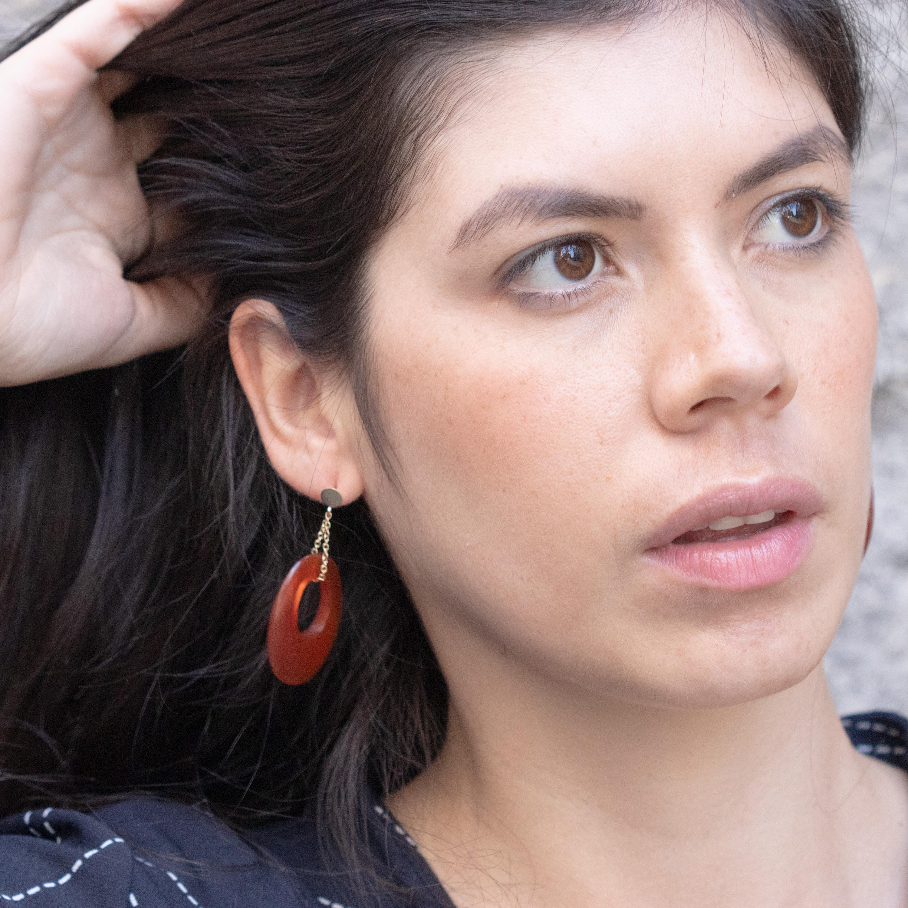 Ovale, funkelnde Ohrringe aus Karneol, die an einer Doppelkette aus 18 Karat Gelbgold befestigt sind. Zeitgenössisches und einzigartiges Stück, das in einem modernen und jugendlichen Stil entworfen wurde. Prächtige Ohrringe, die für Reichtum,