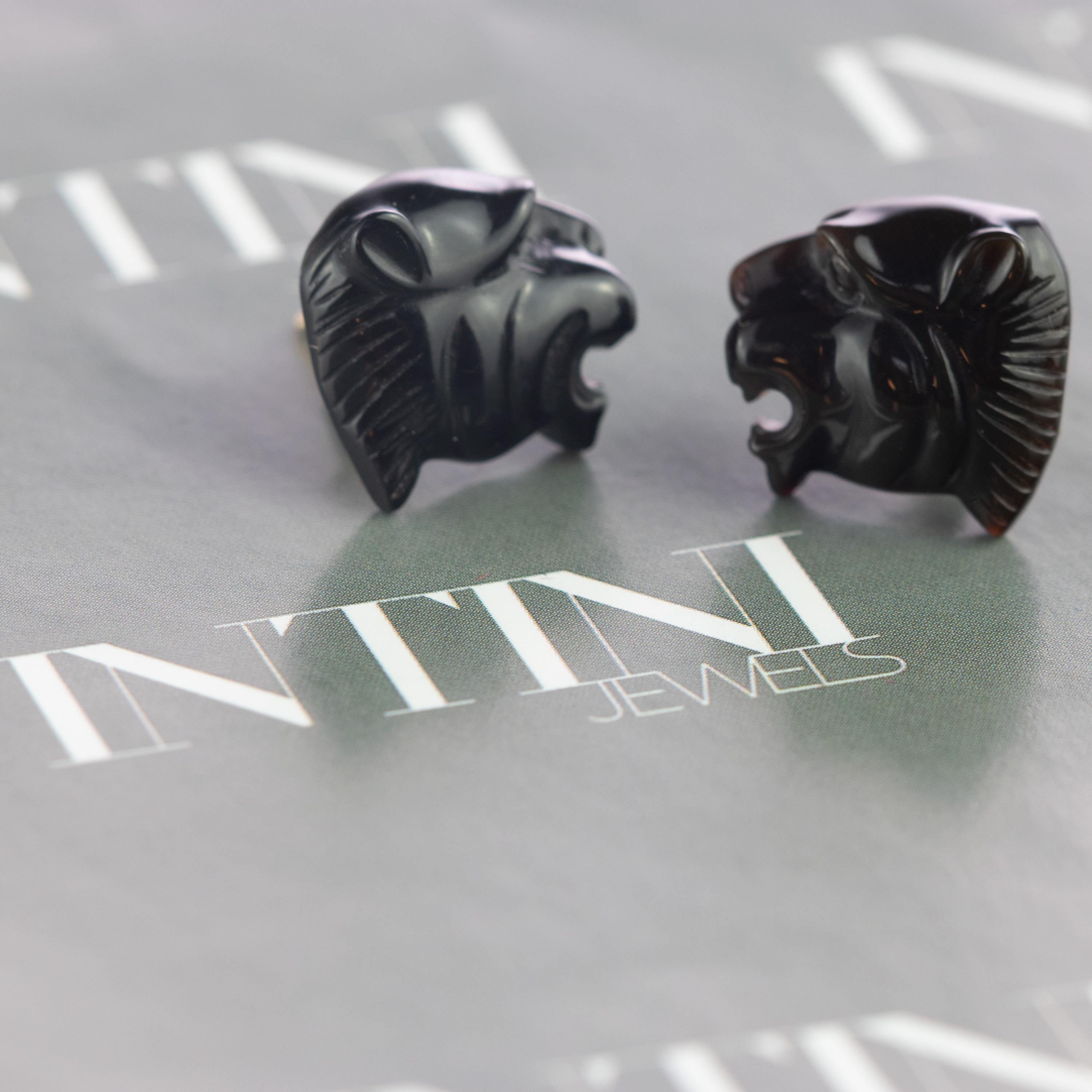 Splendidi orecchini a perno in agata nera realizzati a mano. Moderno design italiano intagliato a testa di pantera che evoca la tradizionale gioielleria italiana fatta a mano, avvolgendosi in un look forte arricchito da oro giallo 18 carati che