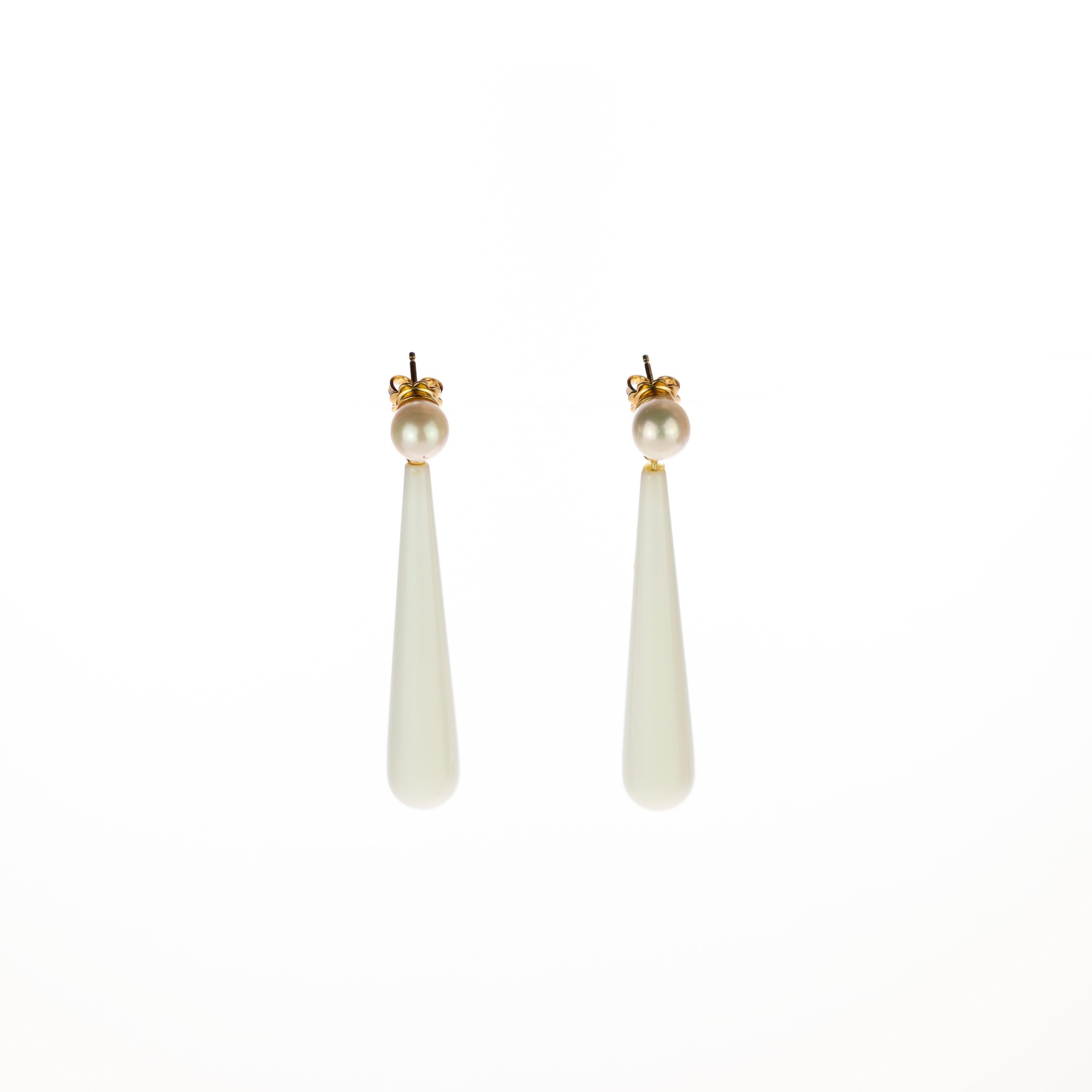 Clear and fashionable white bold long agate crafted earrings. Holded by a 18 karat yellow gold that recreates a stylish piece of jewelry embellished with natural pearls. The perfect touch full of modernity with a tear drop design.
 
These earrings