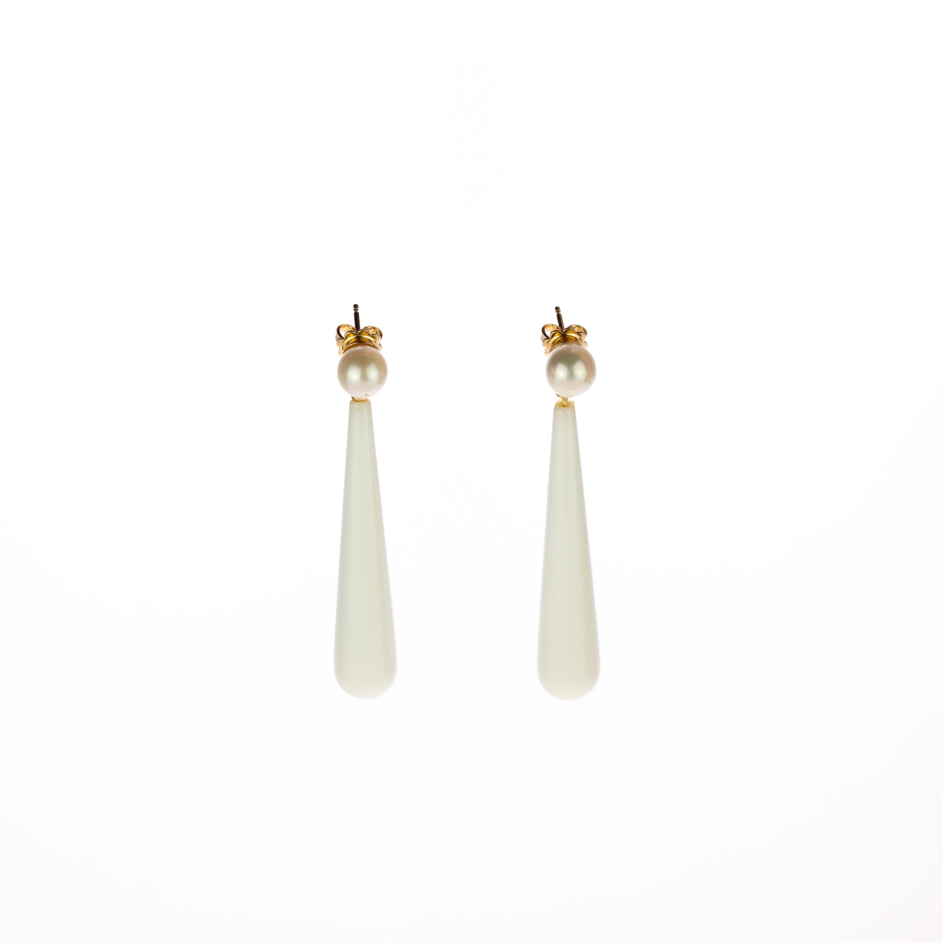 Boucles d'oreilles longues en agate blanche, transparentes et à la mode. Tenu par un or jaune 18 carats qui recrée un bijou élégant agrémenté de perles naturelles. La touche parfaite pleine de modernité avec un design en forme de goutte d'eau.
 
Ces