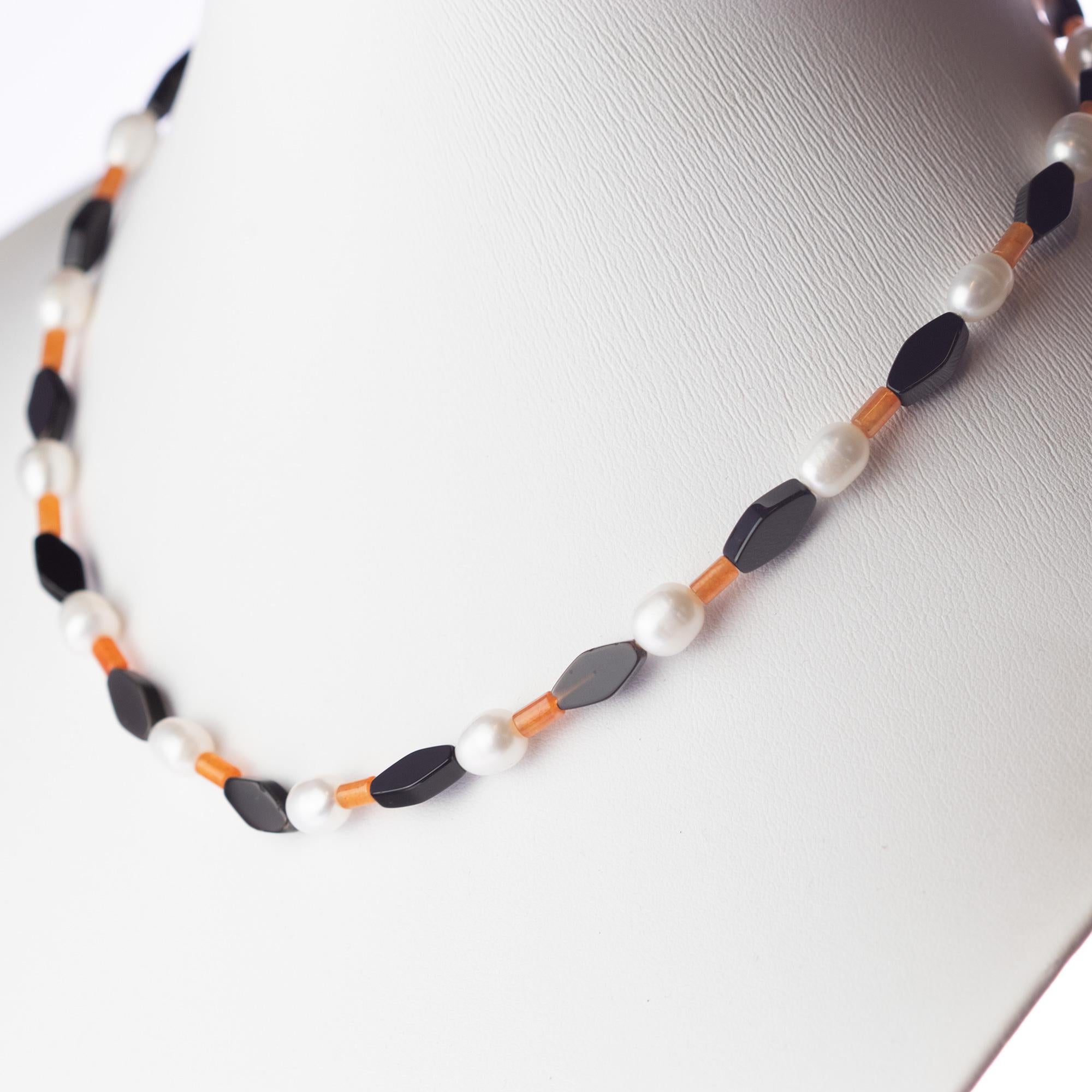 Un collar de ágata negra natural, perlas y aventurina naranja lleno de diseño. Un estilo moderno y delicado para una mujer joven e intrépida. Deléitate con una luminosa joya hecha a mano. Piedras preciosas naturales con cierre de oro amarillo de 18