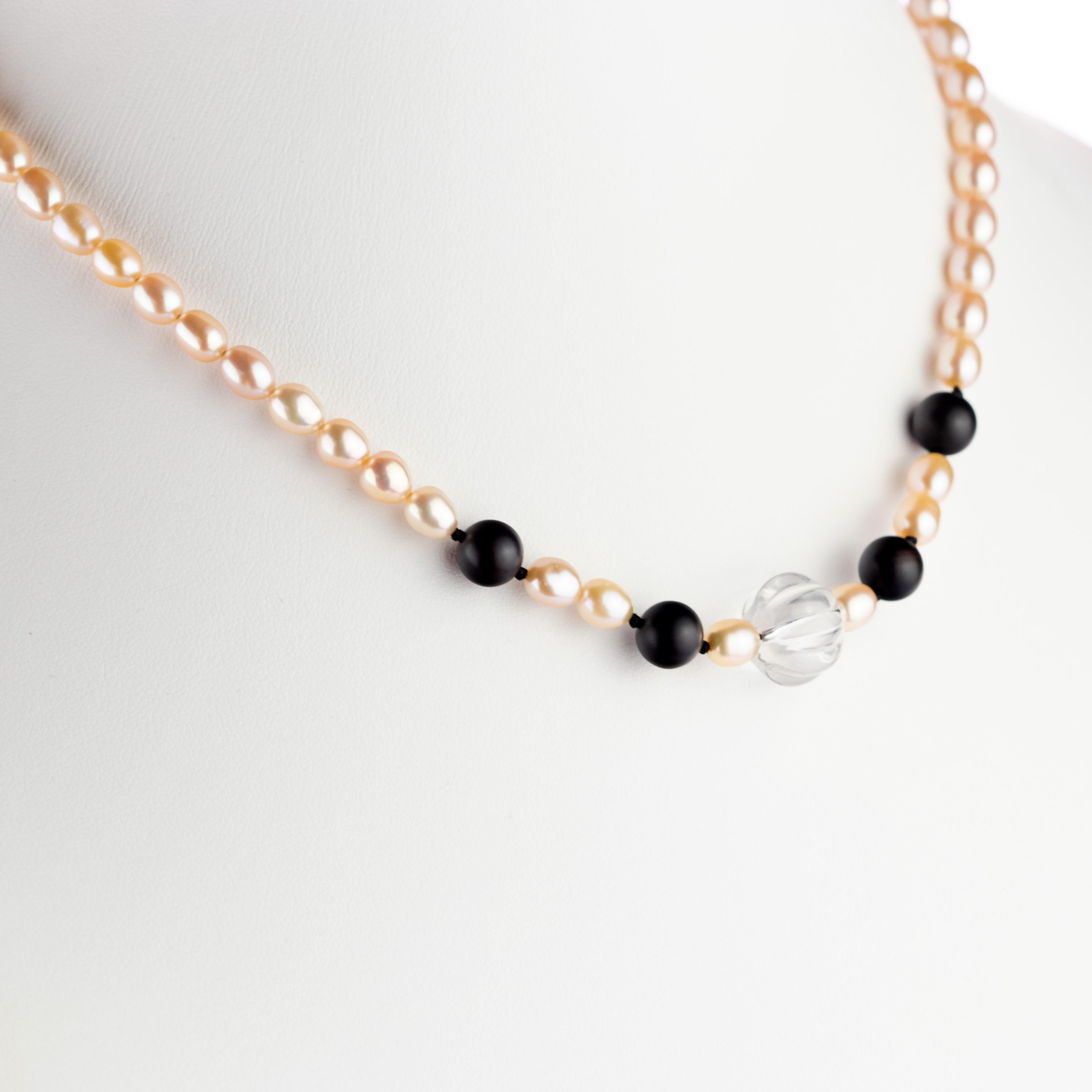 Il design senza tempo delle perle incontra l'agata e il cristallo di rocca. Materiali di alta qualità per una collana iconica Made in Italy.

Perle d'acqua dolce di prima classe con un'elegante chiusura in oro giallo 14 carati. Modernità e glamour