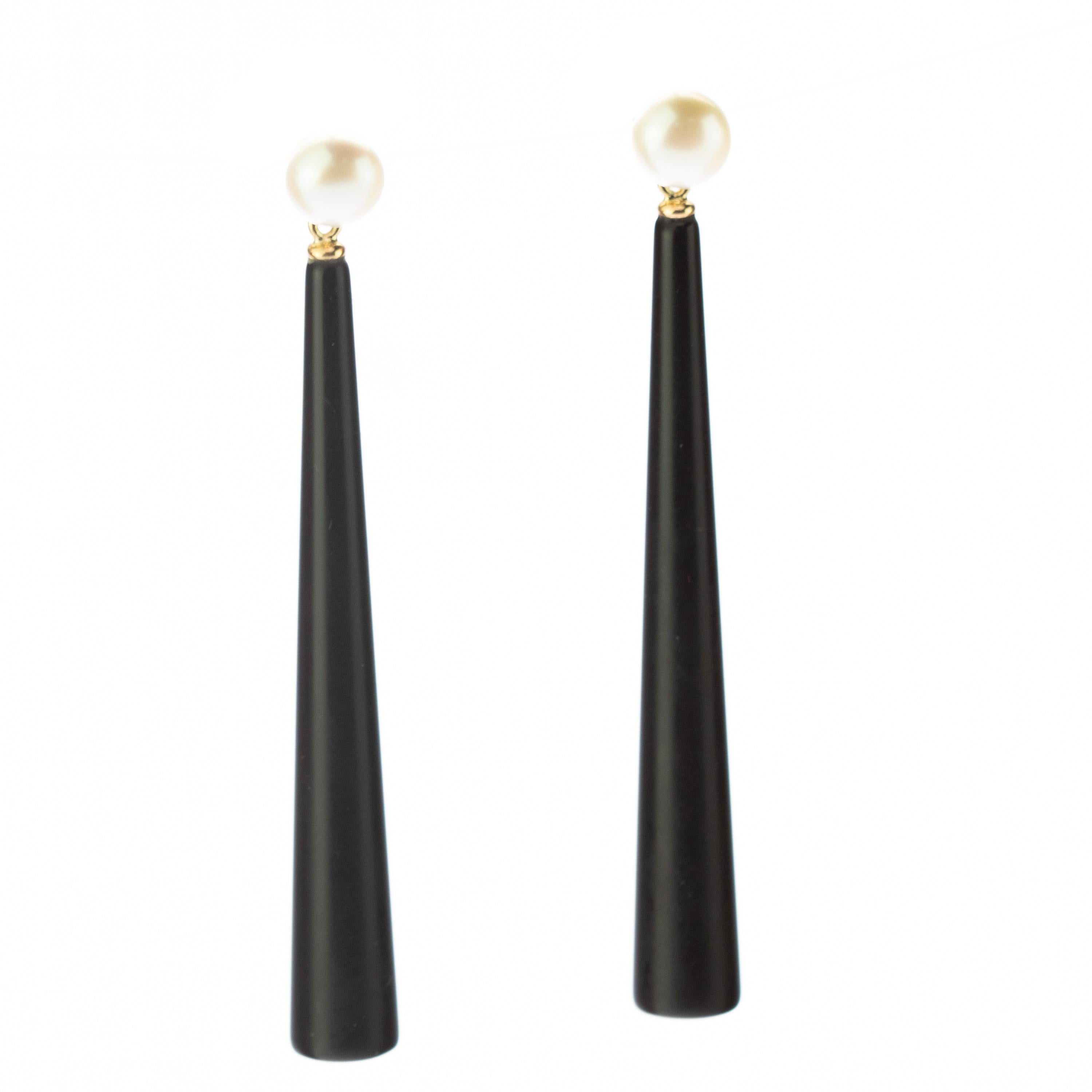 Clear and fashionable black bold long agate crafted earrings. Holded by a 18 karat yellow gold that recreates a stylish piece of jewelry embellished with natural pearls. The perfect touch full of modernity with a tear drop design. Bold tear drop