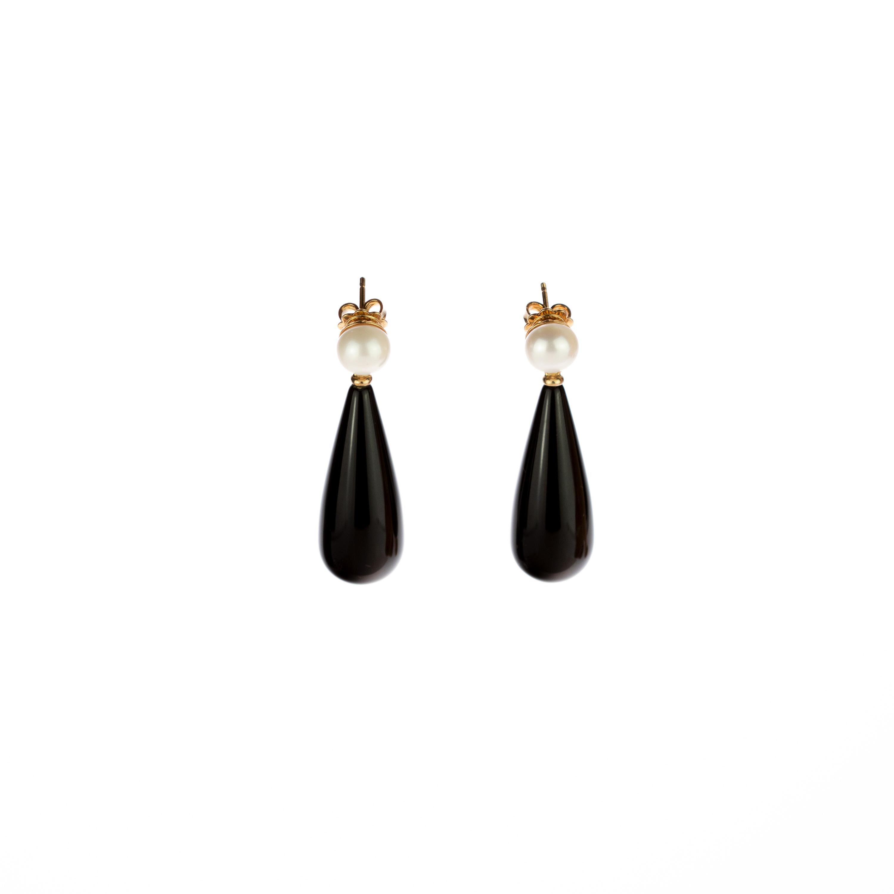 Black agate drops medium size with two natural pearl gems combining voluminous shapes with elegant colours, resulting in bold, free-spirited pieces with a charming elegance.
 
The pearl is one of the most desired jewels since the beginning of
