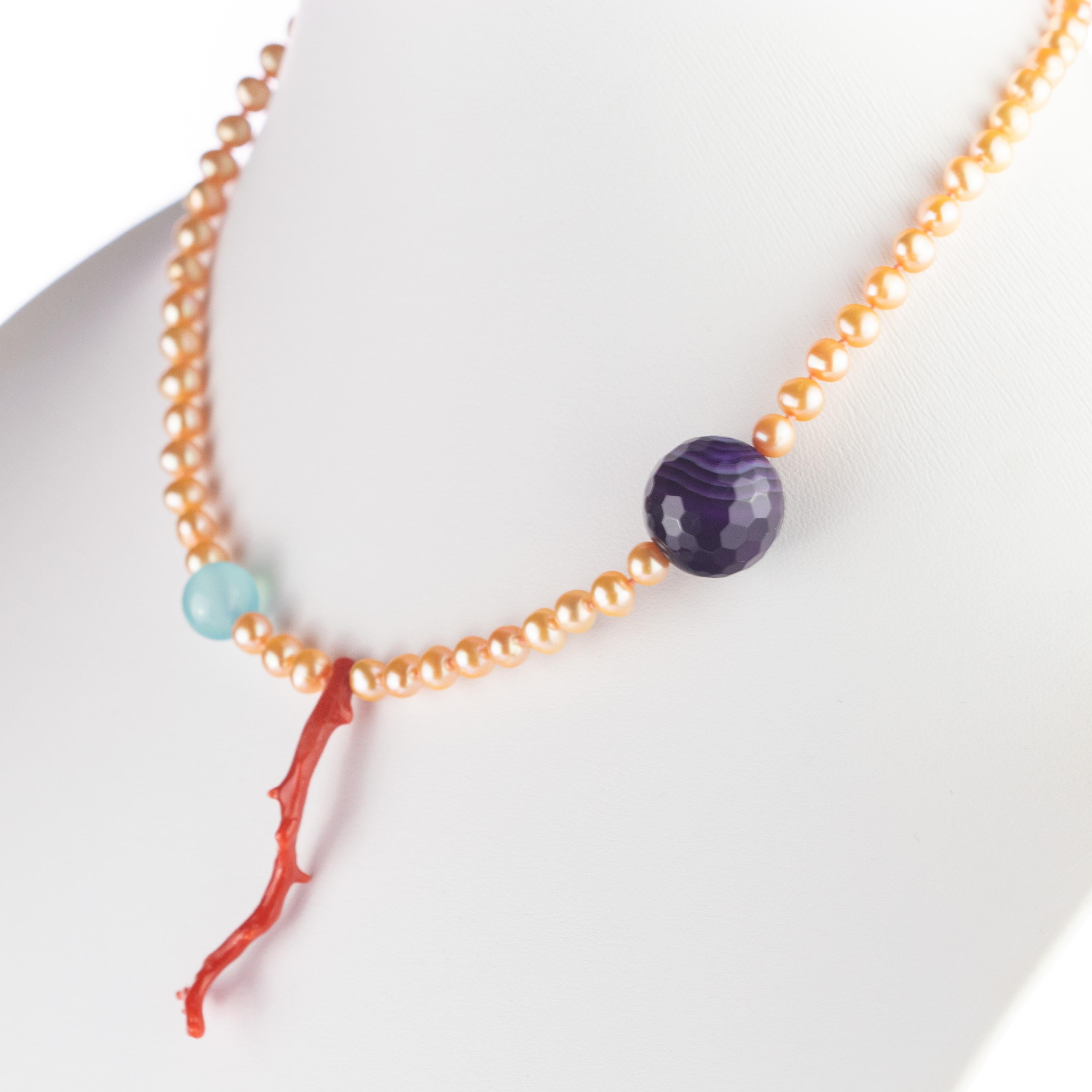 A timeless pearl design meets charming coral and blue / purple agate. Top quality materials for a Made in Italy iconic necklace. First class freshwater pearls with an elegant closure in 14k yellow gold. Modernity and glamour come together in one