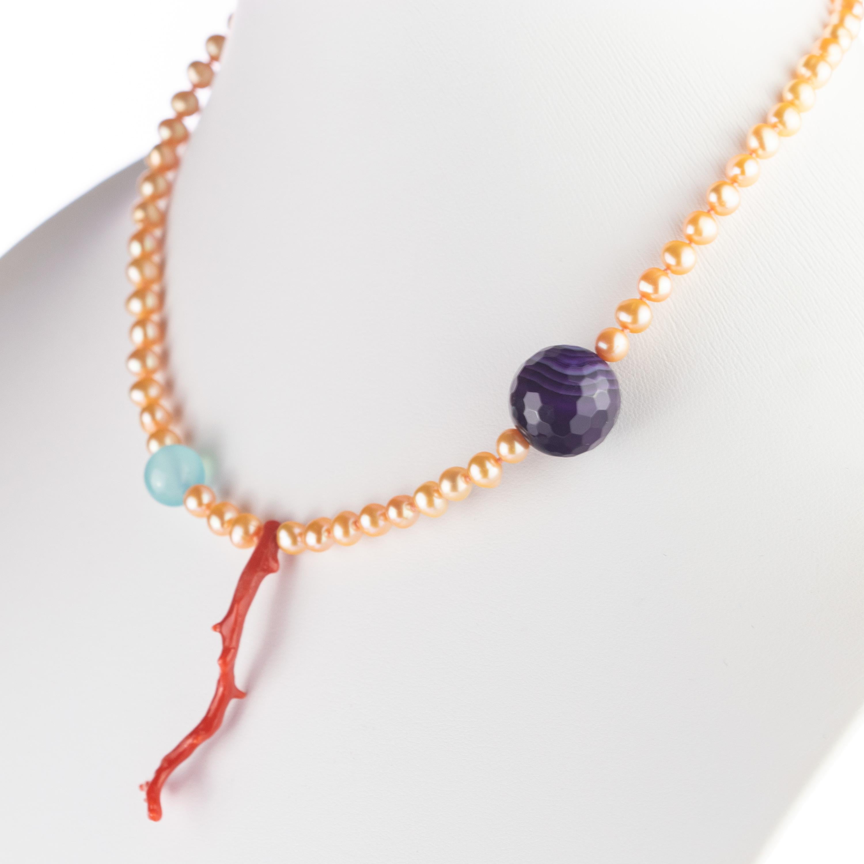 Un design intemporel en perles rencontre un charmant corail et une agate bleue / violette. Des matériaux de première qualité pour un collier iconique Made in Italy. Des perles d'eau douce de première qualité avec une fermeture élégante en or jaune
