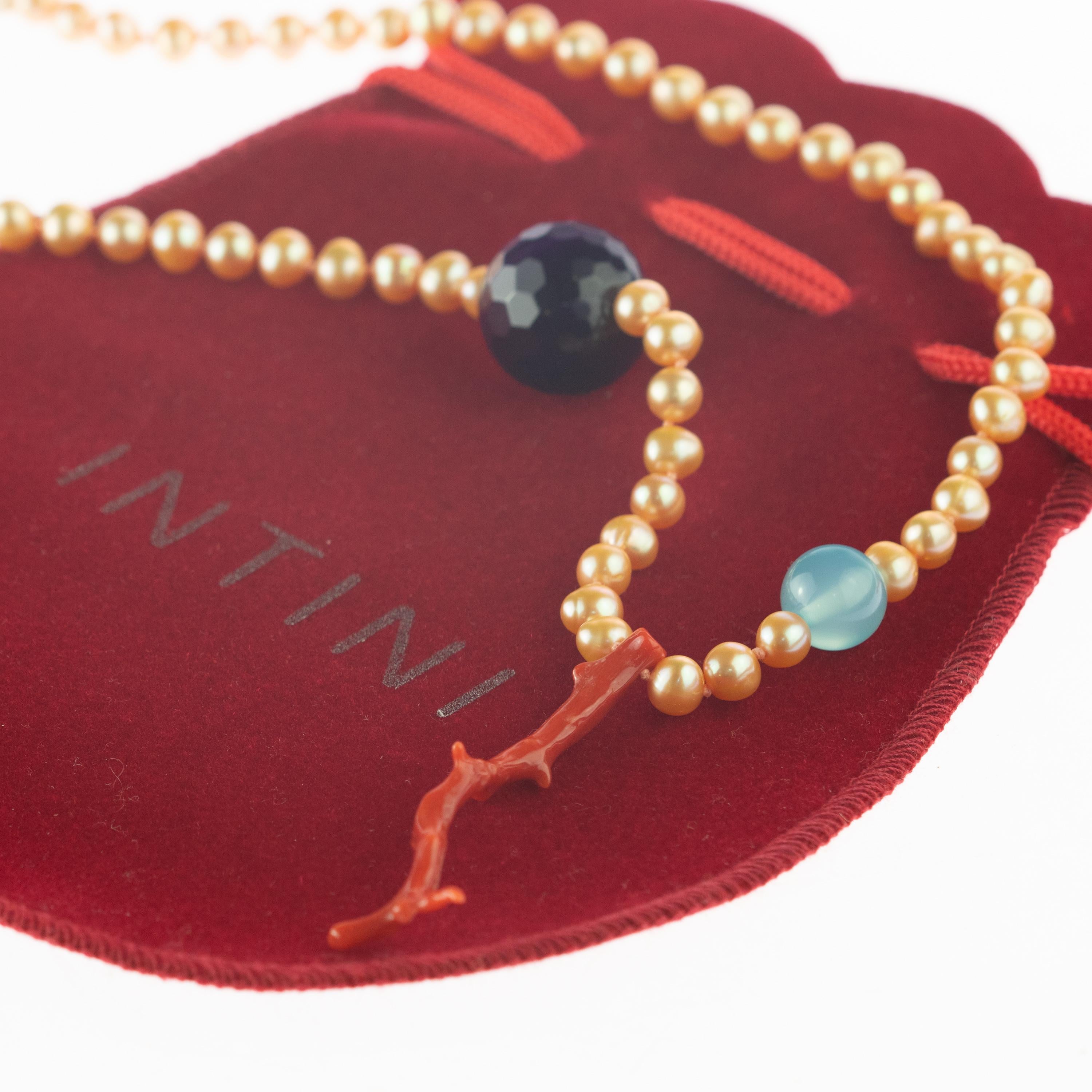 Art nouveau Intini Jewels Collier moderne facetté en or jaune 18 carats avec perles, corail et agate en vente