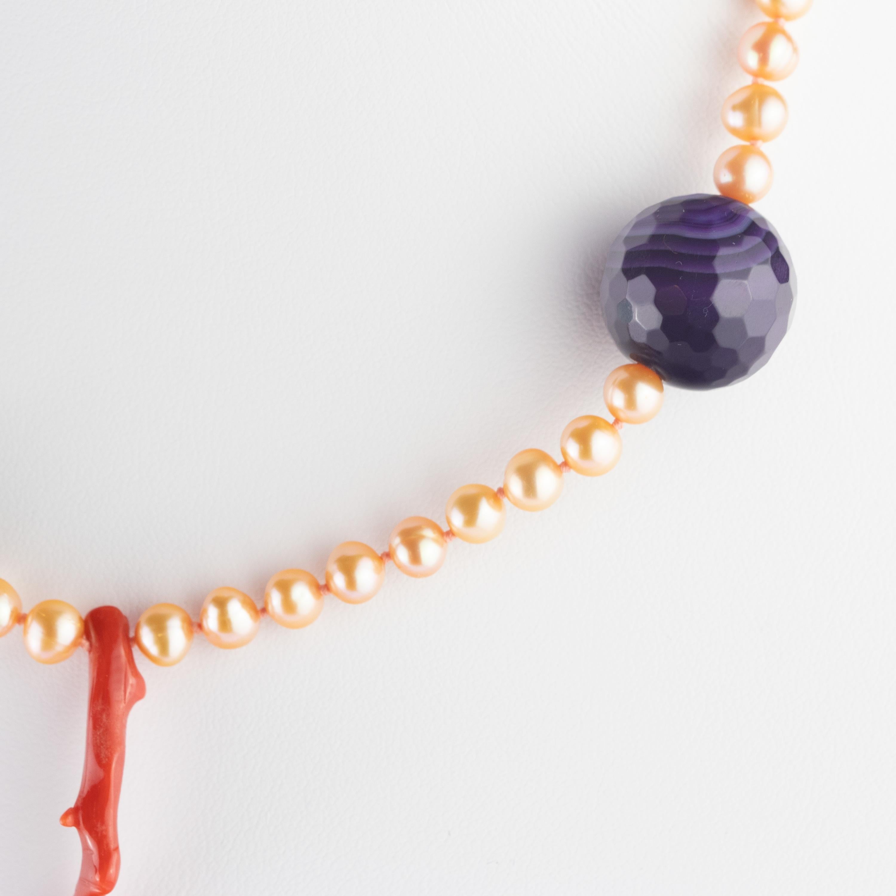 Taille mixte Intini Jewels Collier moderne facetté en or jaune 18 carats avec perles, corail et agate en vente