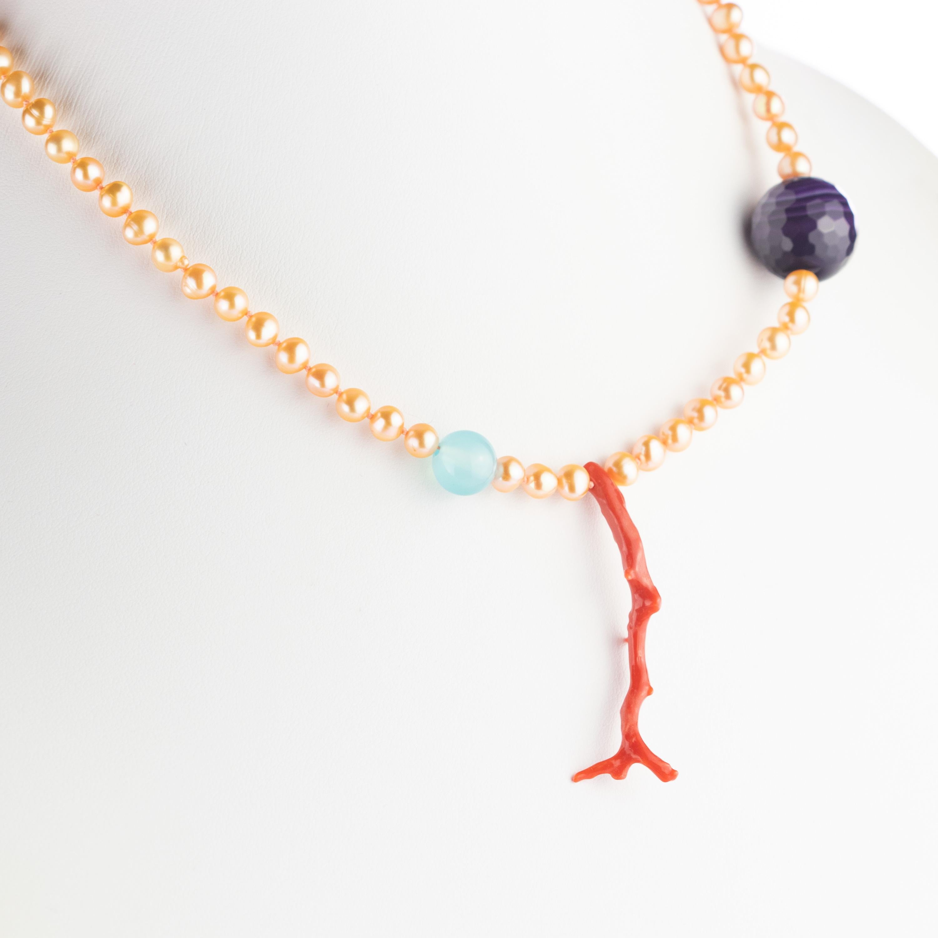 Intini Jewels Collier moderne facetté en or jaune 18 carats avec perles, corail et agate Pour femmes en vente