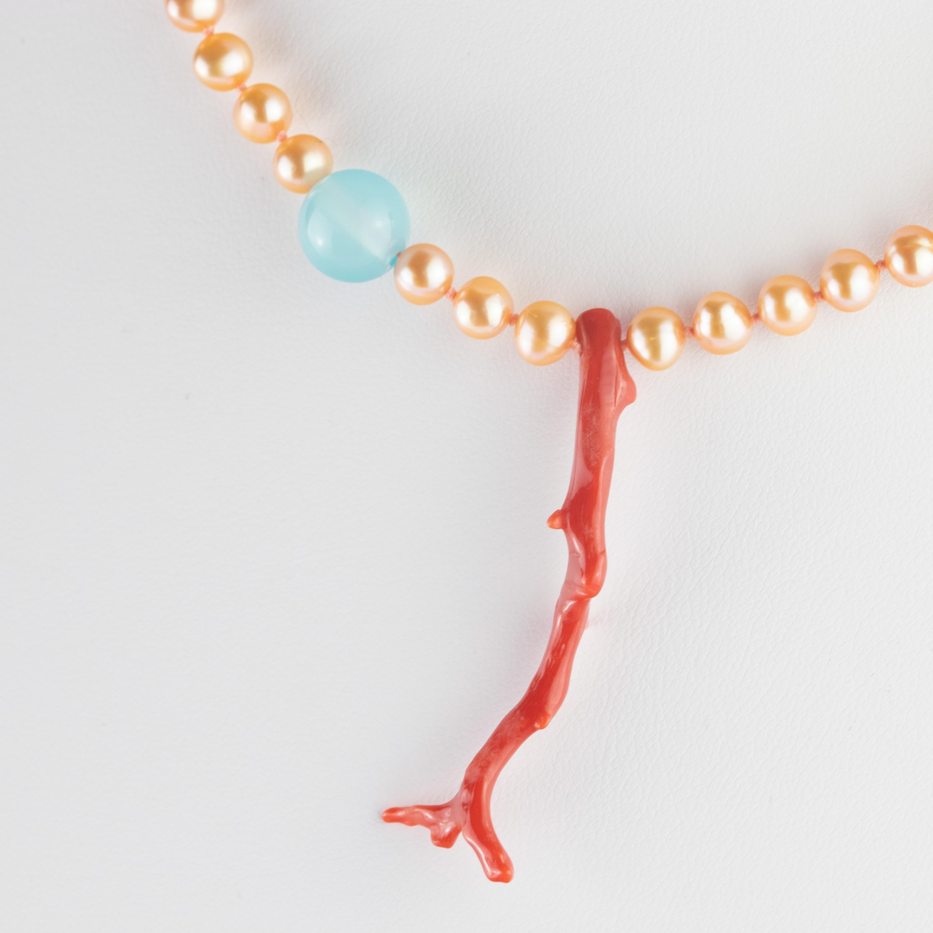 Intini Jewels Collier moderne facetté en or jaune 18 carats avec perles, corail et agate en vente 1