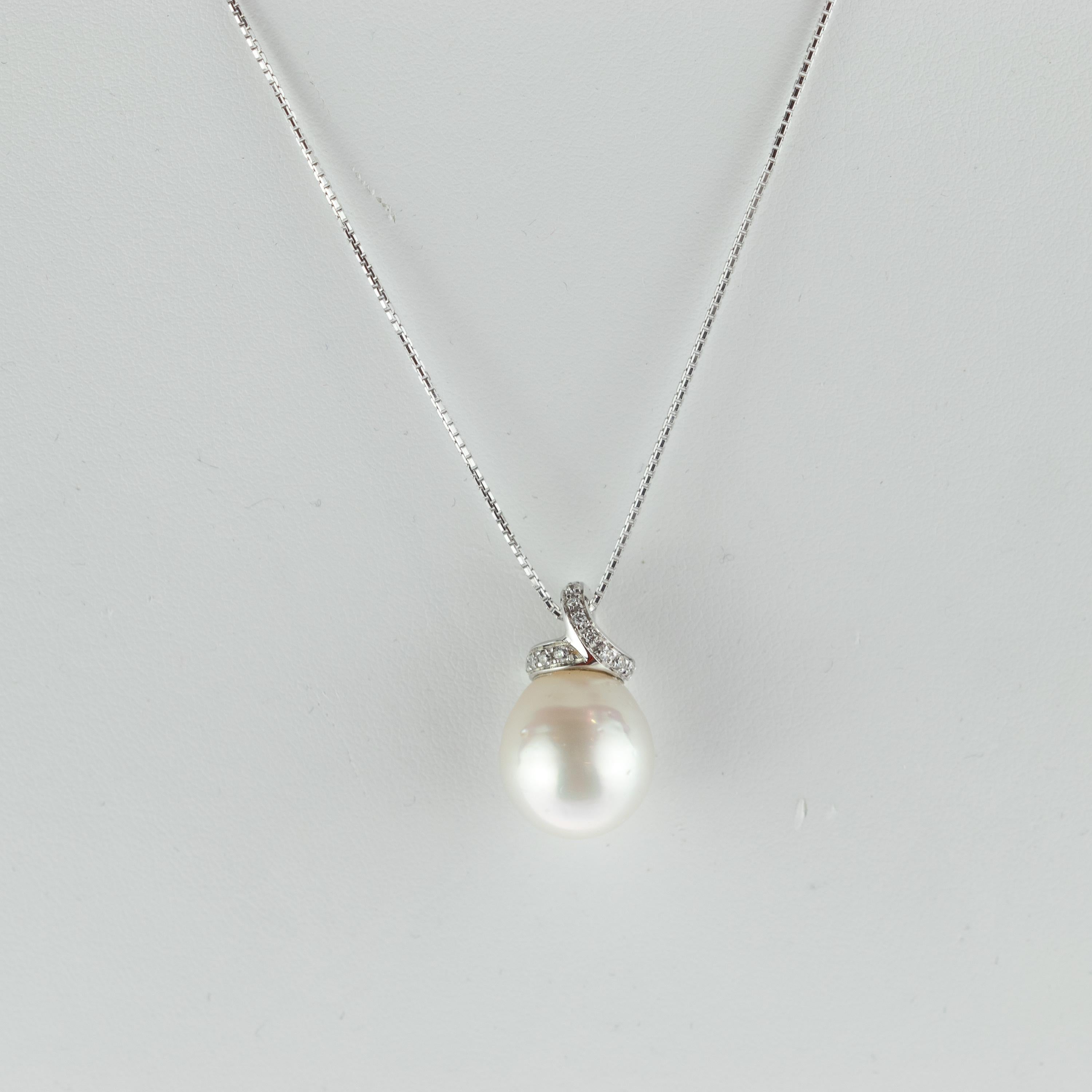 Timeless design of a 18 karat white gold chain necklace with a stunning natural 23.22 carat pearl with a crown of 0.15 carat diamonds pendant. This design shows the simple and unique beauty of a special accessory that will surely enrich with beauty