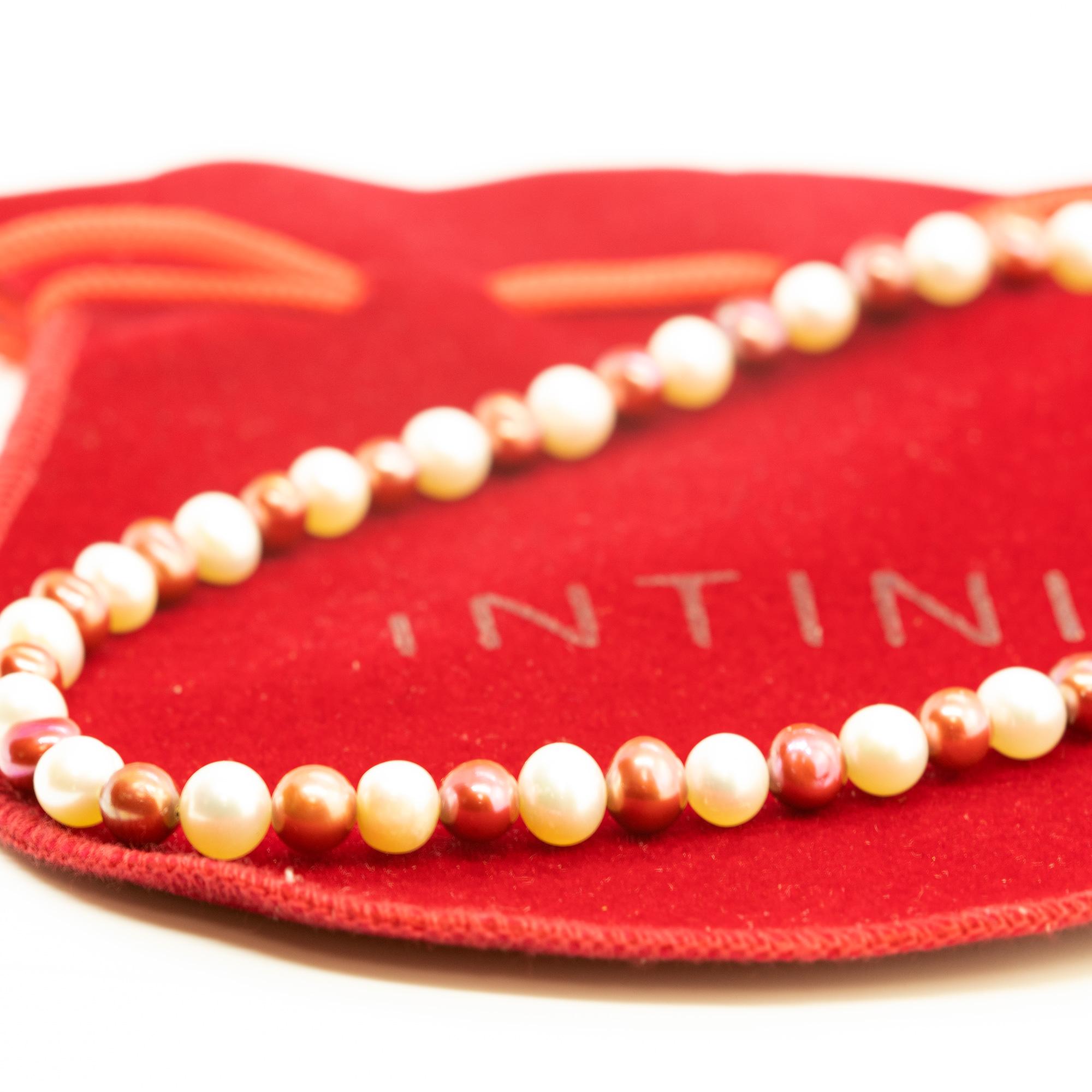 Un design coloré et glamour. Un style moderne et délicat pour une femme jeune et intrépide. Faites-vous plaisir avec un bijou artisanal lumineux. Perles de pierres précieuses naturelles avec une fermeture en or jaune 18 carats. Le complément parfait