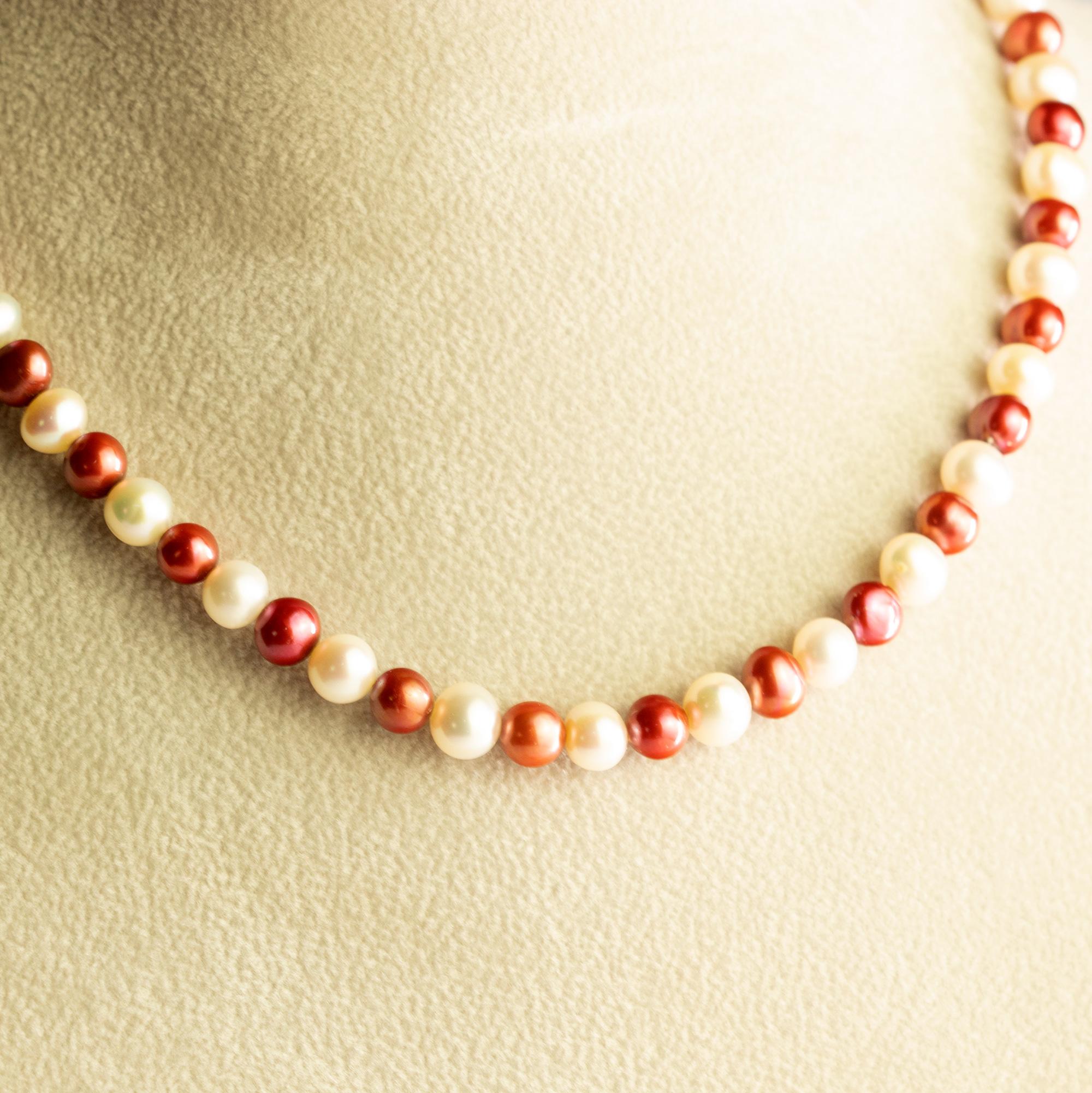 Taille ronde Intini Collier en or 18 carats avec fermeture en perles, perles et perles style Boho Chic Deco en vente