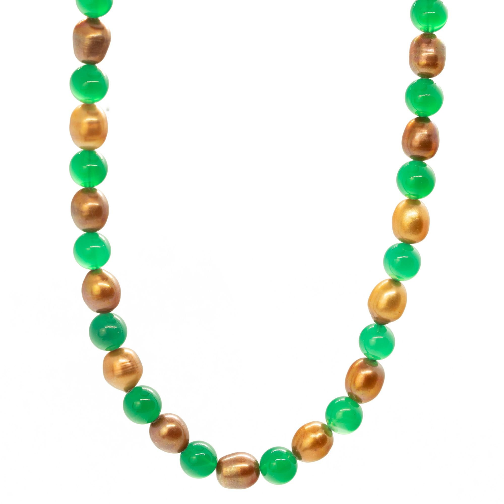 Un design colorato e affascinante. Uno stile moderno e delicato per una donna giovane e intrepida. Deliziati con un gioiello luminoso fatto a mano. Perline di pietre preziose naturali con chiusura in oro giallo 18 carati. Il complemento perfetto per