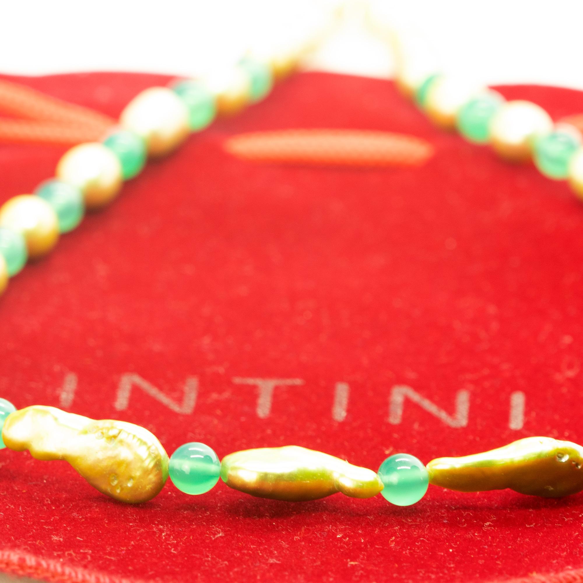 Un design colorato e affascinante. Uno stile moderno e delicato per una donna giovane e intrepida. Deliziati con un gioiello luminoso fatto a mano. Perline di pietre preziose naturali con chiusura in oro giallo 18 carati. Il complemento perfetto per