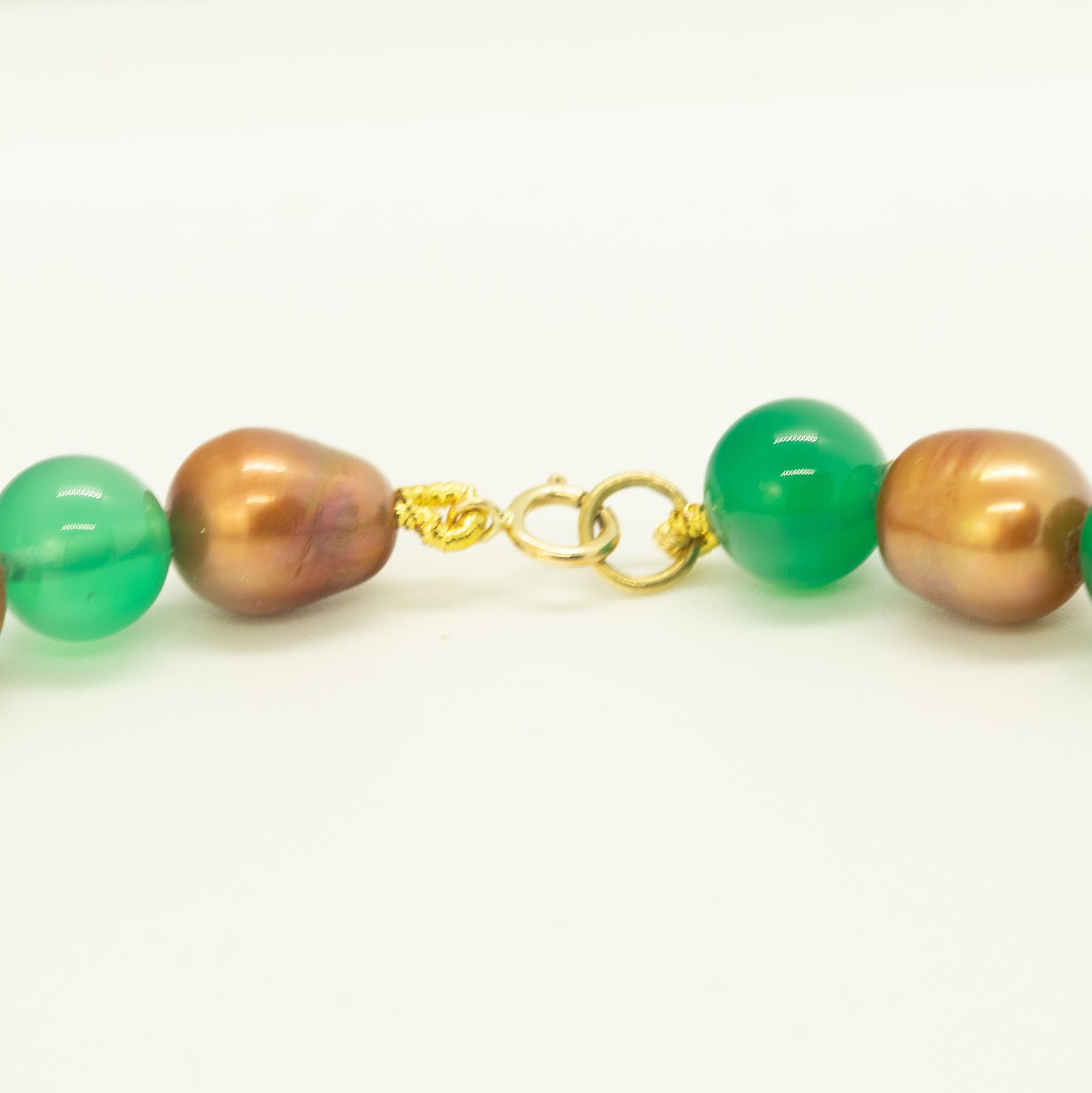 Taglio rotondo Intini Jewels Perle e quarzo verde 18 carati Chiusura in oro Collana Boho Chic in oro in vendita