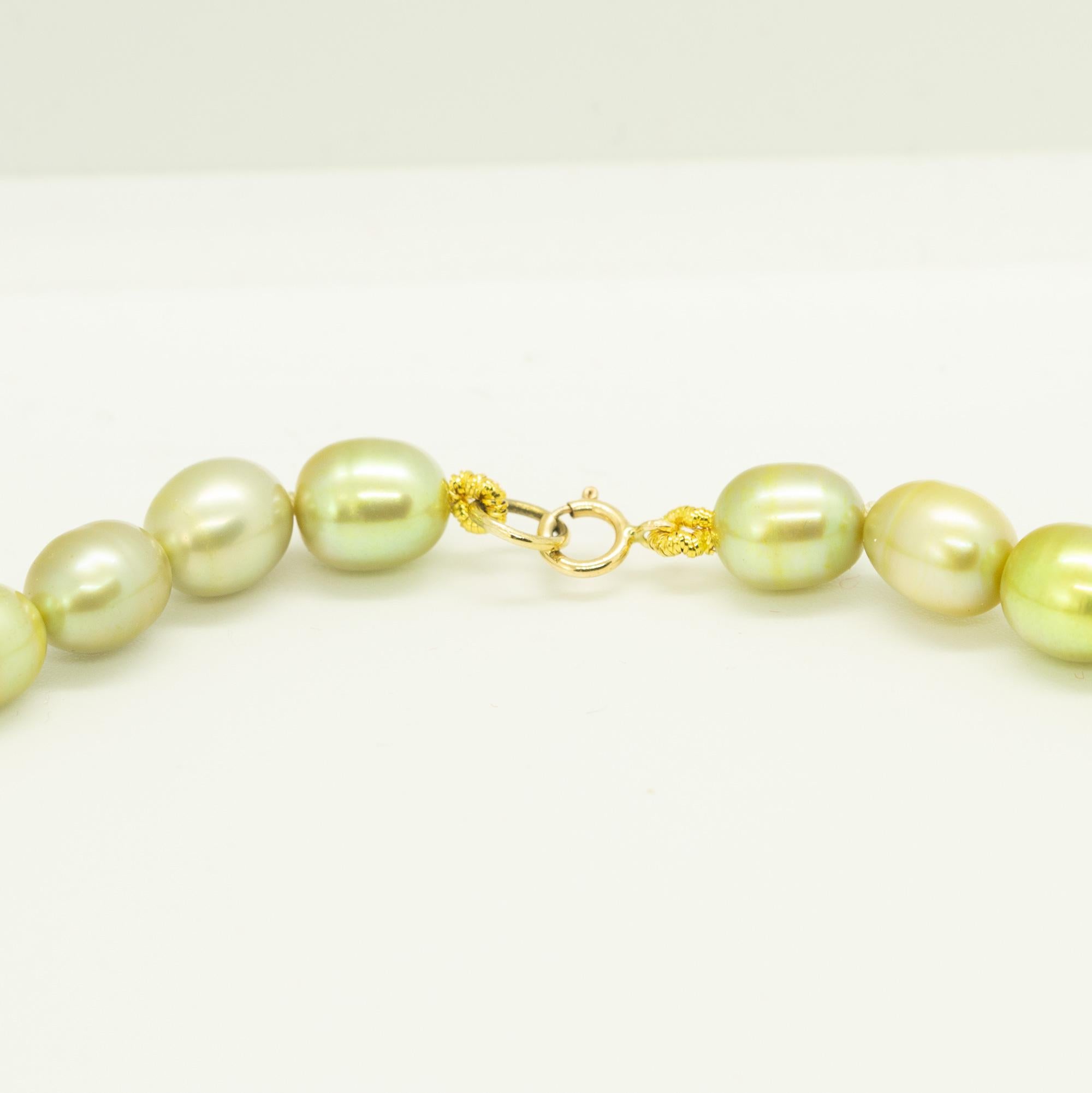 Taglio rotondo Intini Jewels Perle e quarzo verde 18 carati Chiusura in oro Collana Boho Chic in oro in vendita