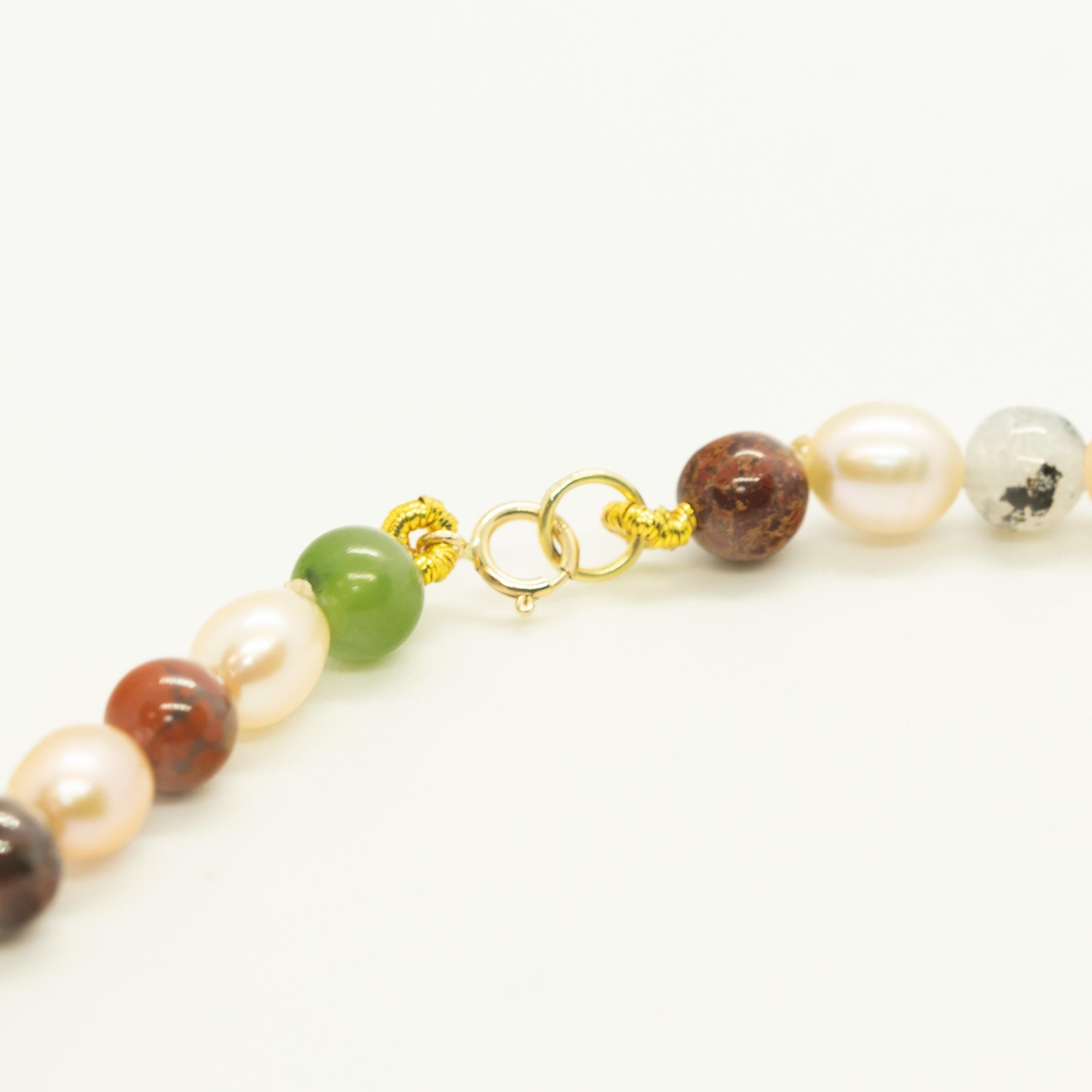 Art nouveau Intini Collier déco bohème chic en or 18 carats avec fermeture en perles, perles et jaspe en vente