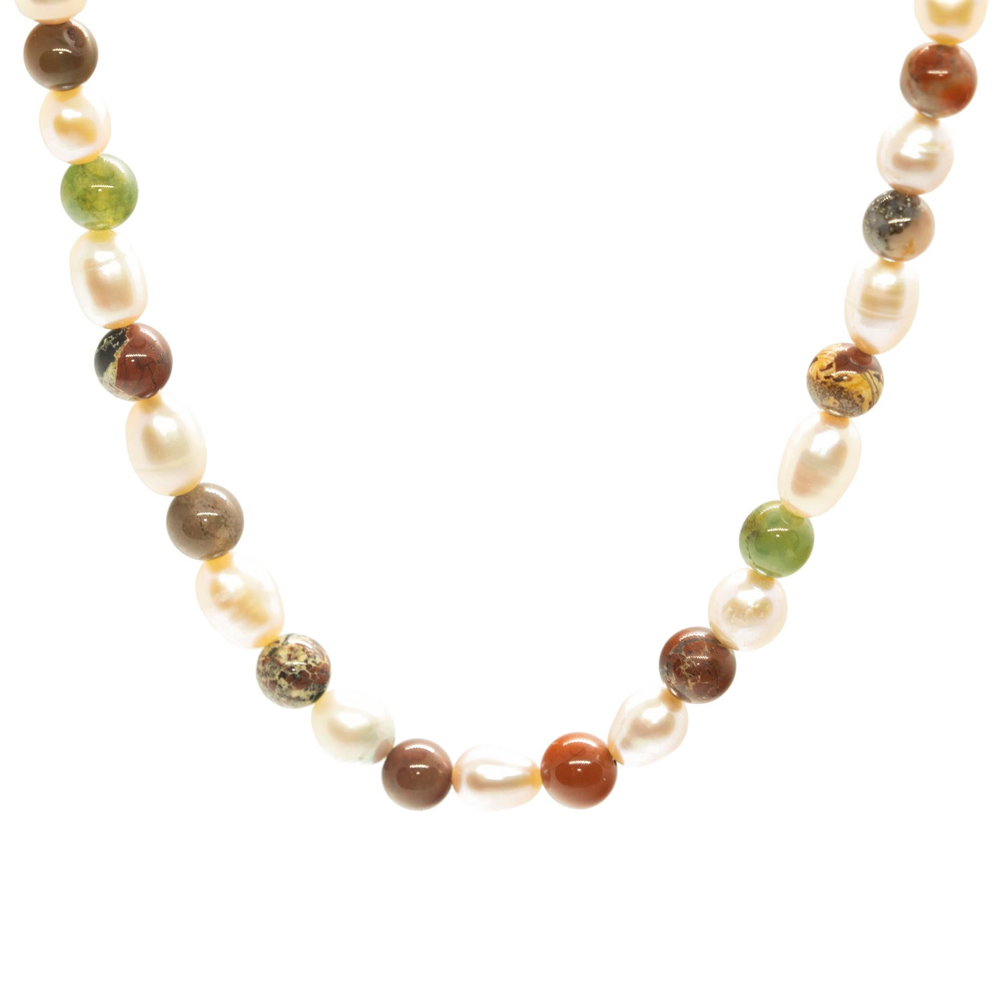 Taille ronde Intini Collier déco bohème chic en or 18 carats avec fermeture en perles, perles et jaspe en vente