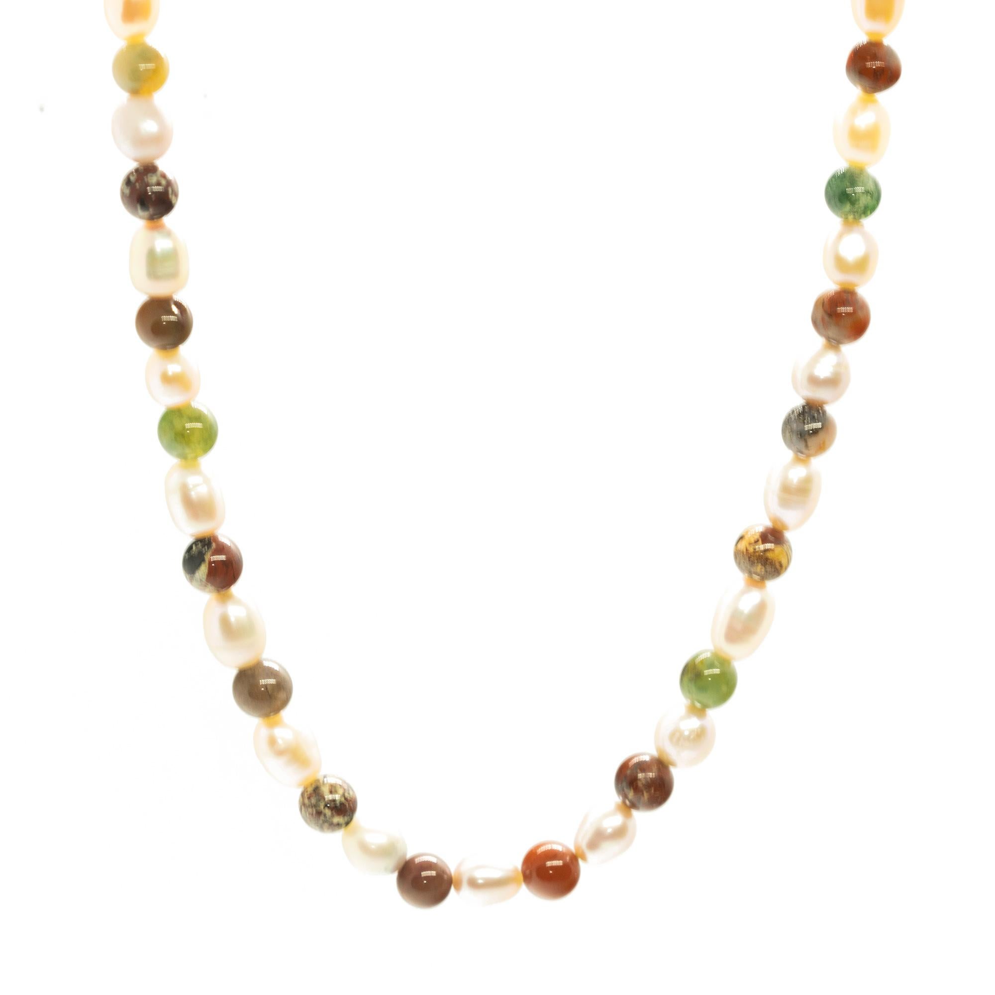 Intini Collier déco bohème chic en or 18 carats avec fermeture en perles, perles et jaspe Neuf - En vente à Milano, IT