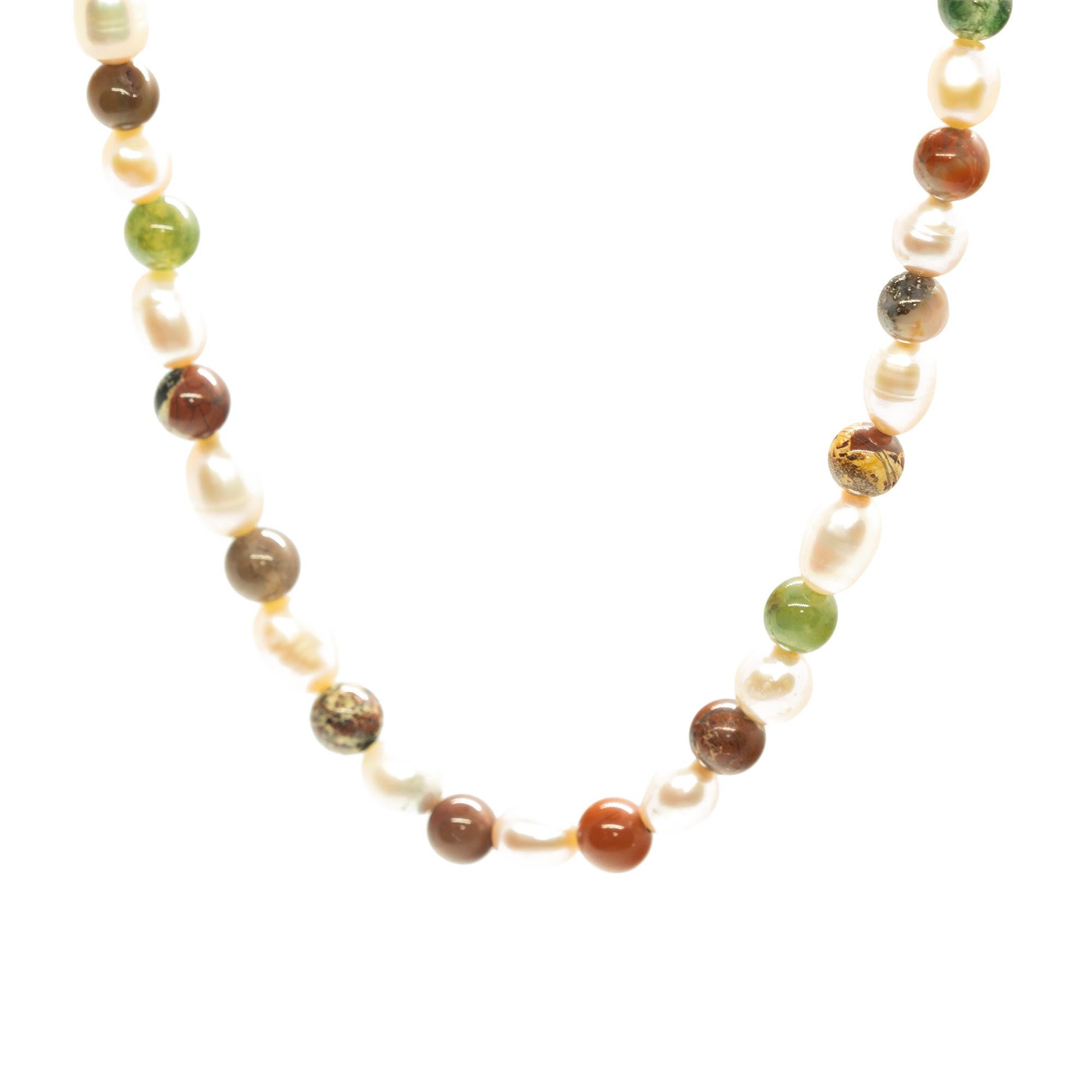 Intini Collier déco bohème chic en or 18 carats avec fermeture en perles, perles et jaspe Unisexe en vente