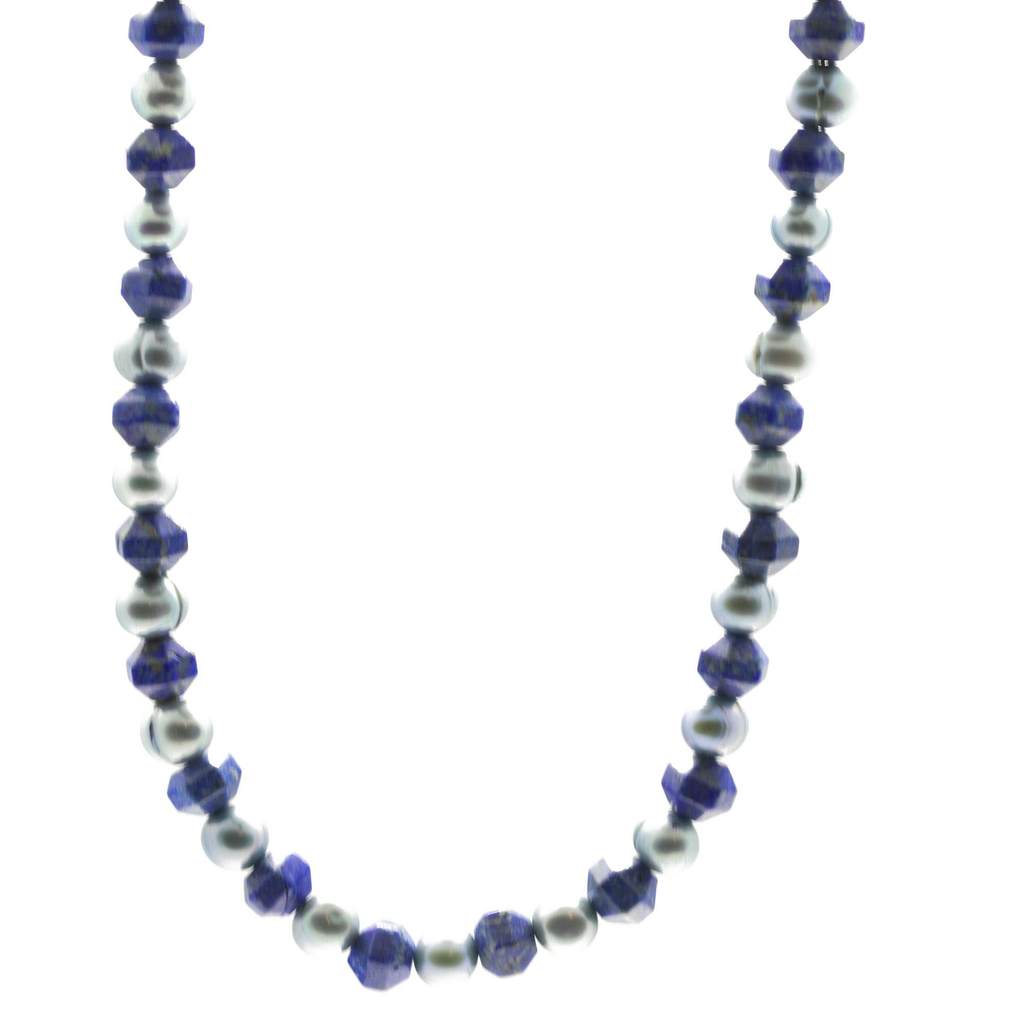 Deliziati con un gioiello luminoso fatto a mano. Perline di pietre preziose naturali con chiusura in oro giallo 18 carati. Il complemento perfetto per una serata estiva.

Un elegante tocco di glamour a portata di mano. Lasciati tentare da uno stile