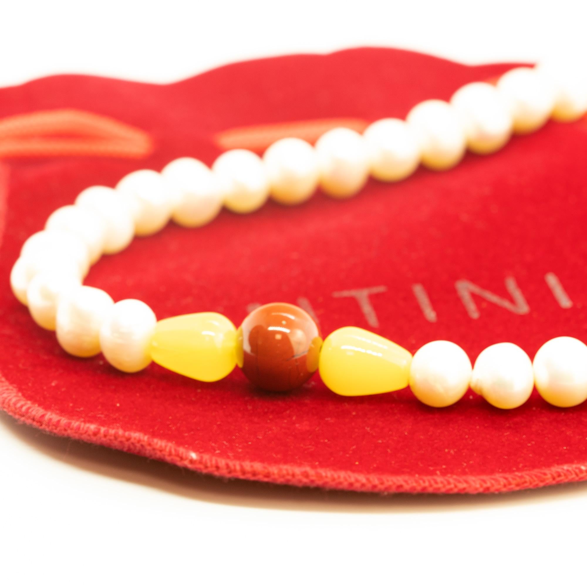 Un design coloré et glamour. Un style moderne et délicat pour une femme jeune et intrépide. Faites-vous plaisir avec un bijou artisanal lumineux. Perles de pierres précieuses naturelles avec une fermeture en or jaune 18 carats. Le complément parfait