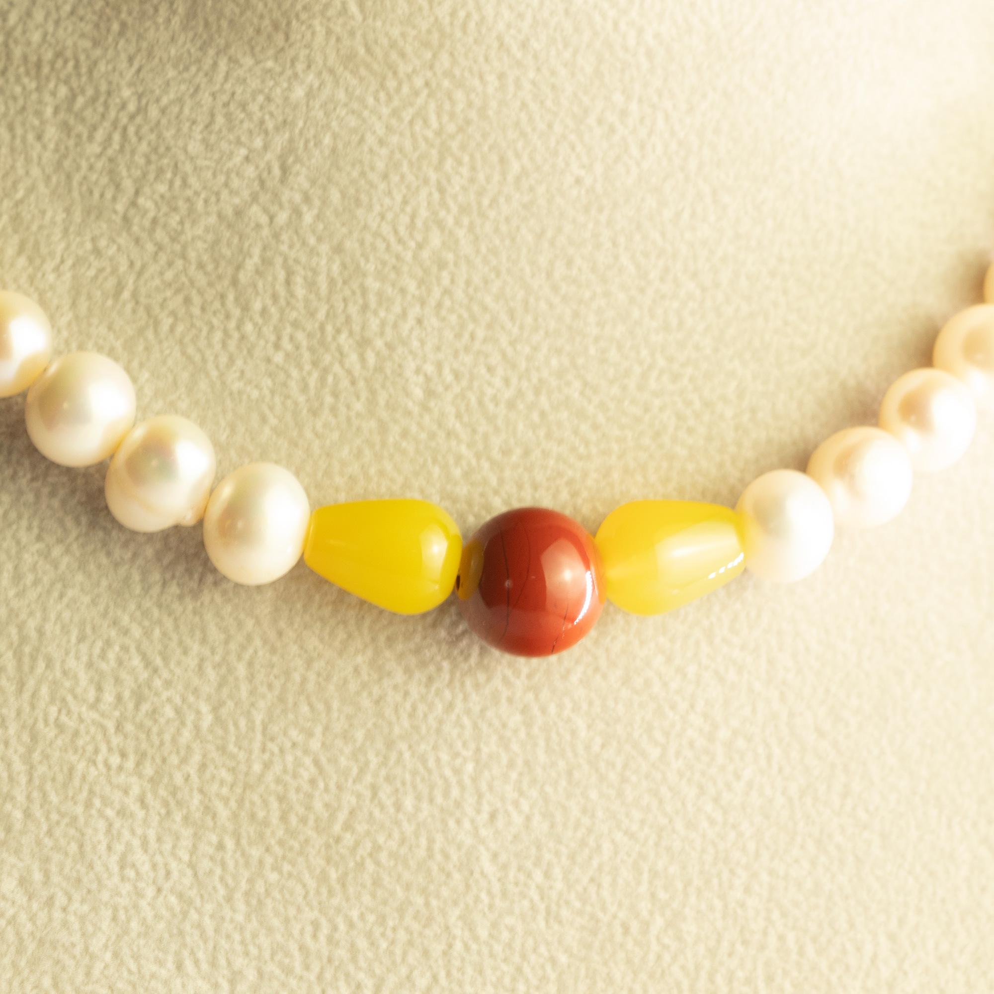 Taille ronde Intini Collier de perles, perles et agate jaune, jaspe rouge, or et perles style Boho Chic Deco en vente