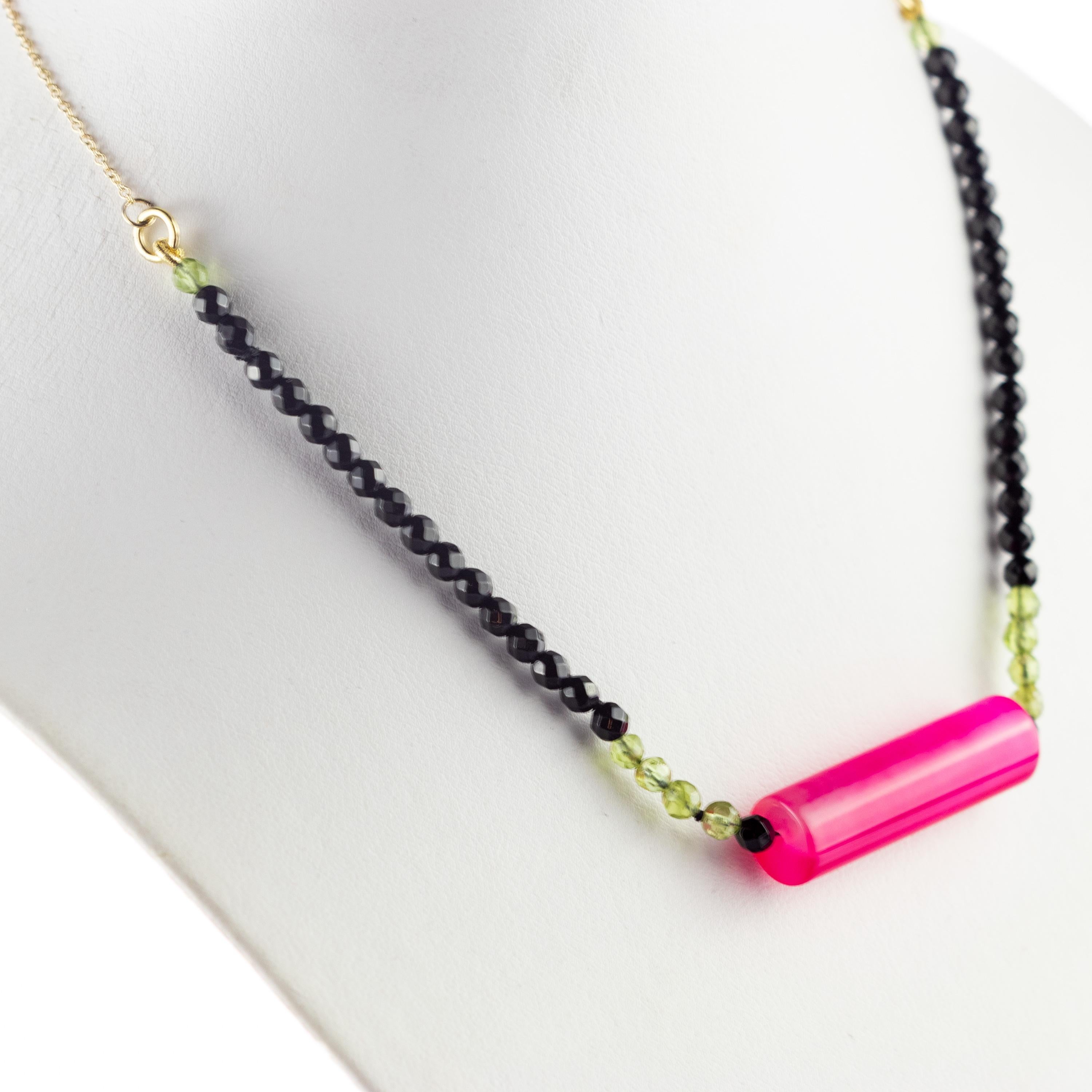 Merveilleux collier mettant en vedette un péridot pur, des pierres précieuses en forme de rondelles d'agate noire et un beau tube d'agate rose, pour un charme éclatant d'unicité. Bijou lumineux avec des pierres précieuses naturelles sur une élégante