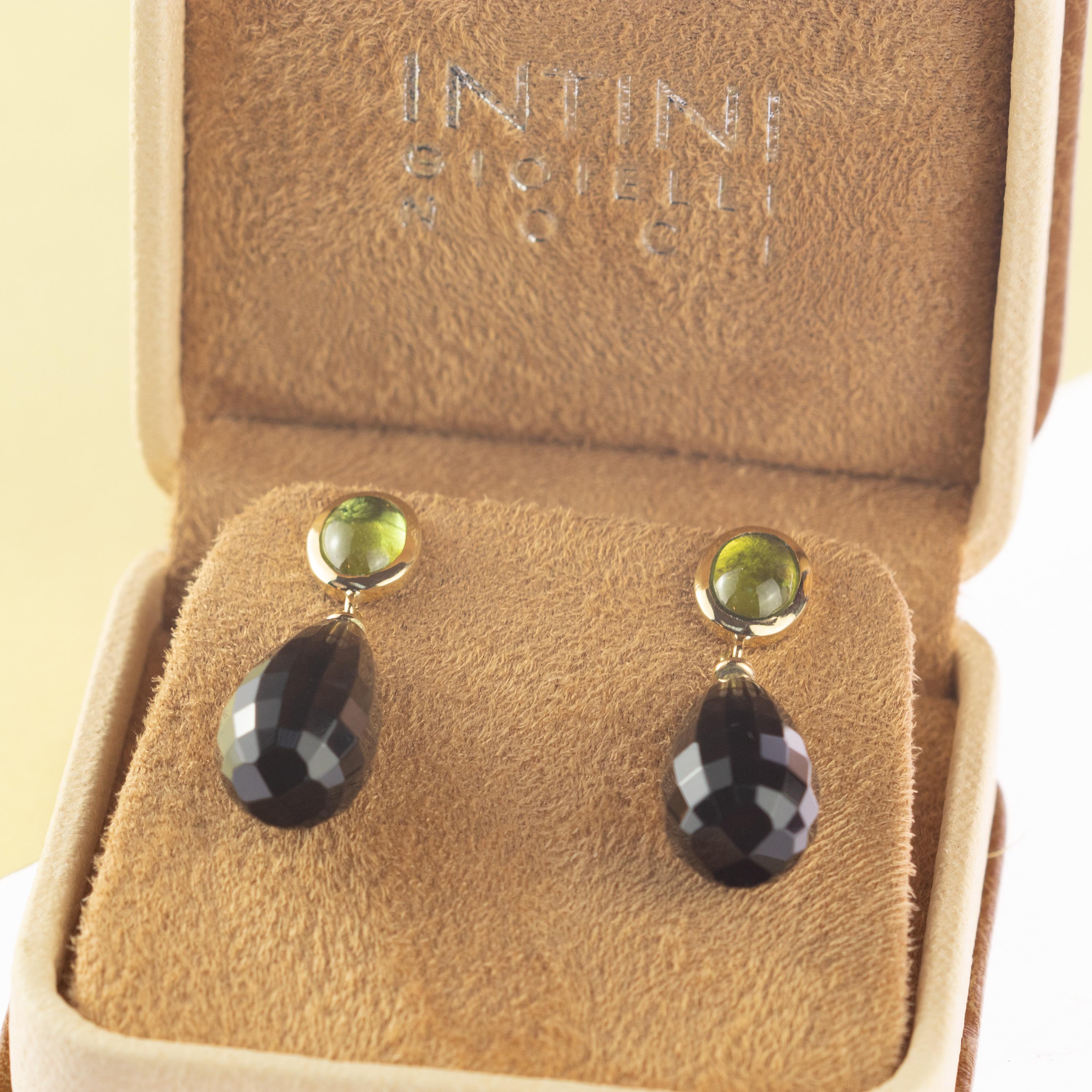 Nel laboratorio di Intini Jewels abbiamo creato degli splendidi orecchini a goccia con peridoto e quarzo, sostenuti da delicati dettagli in oro bianco 18 carati. Il peridoto è circondato dall'oro e crea un effetto lucido, mentre il quarzo, con la