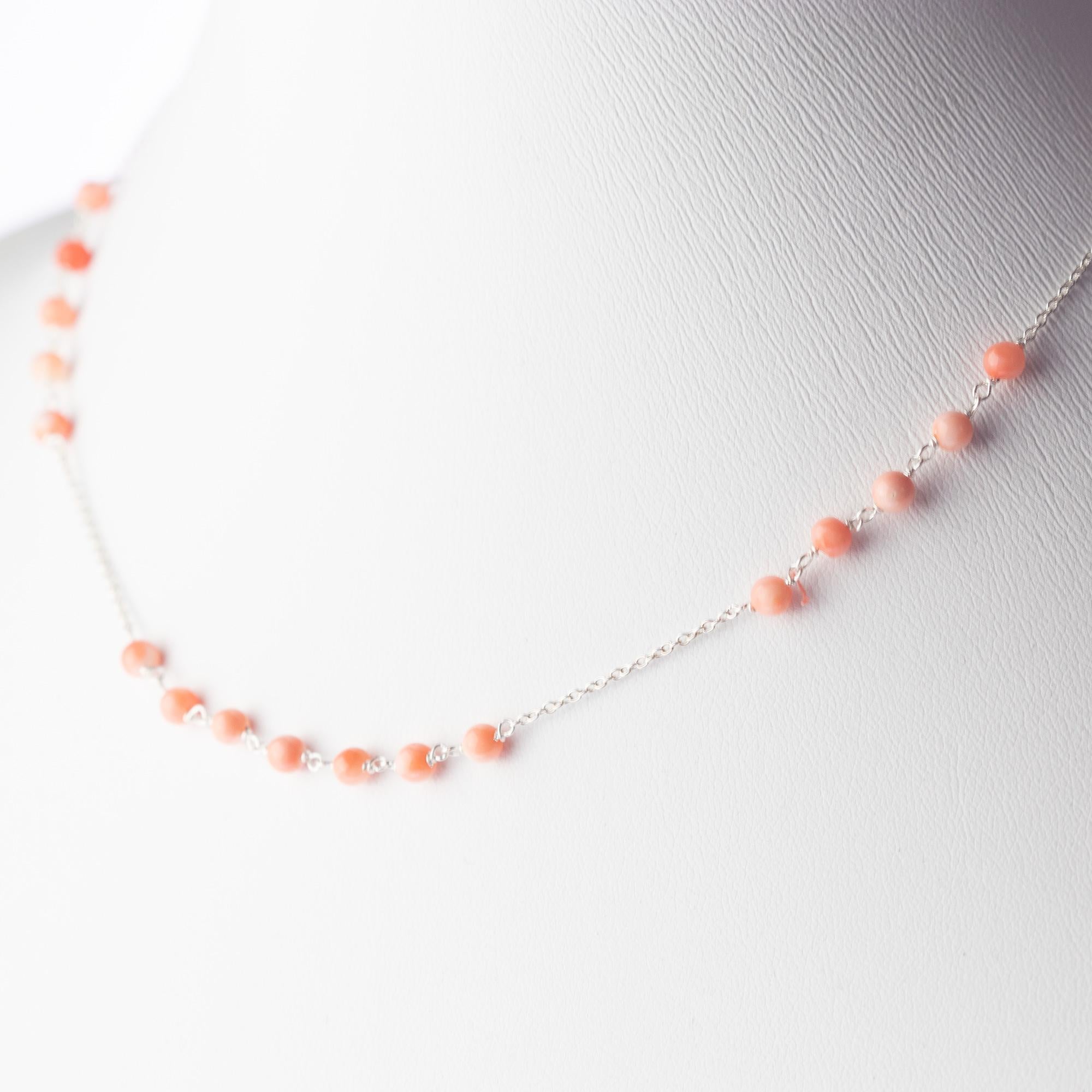 Maravilloso collar protagonizado por esferas de coral natural rosa puro, para un brillante encanto de singularidad. Joya luminosa con joyas preciosas naturales en un elegante engaste de oro blanco de 18 quilates.

El origen del coral se explica en