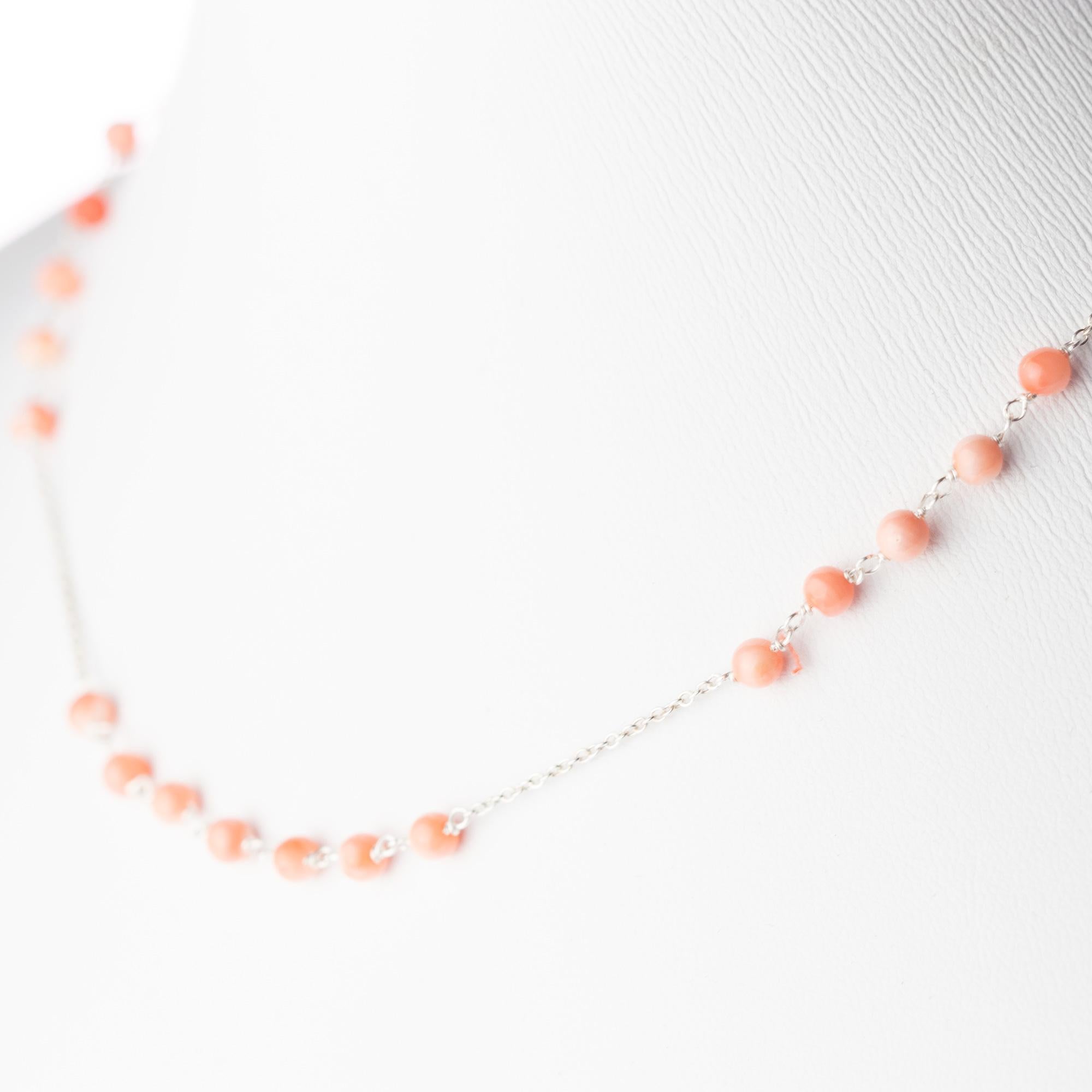 Collar de cóctel Intini Jewels Esferas de coral rosa con cadena de oro blanco de 18 quilates Moderno en venta