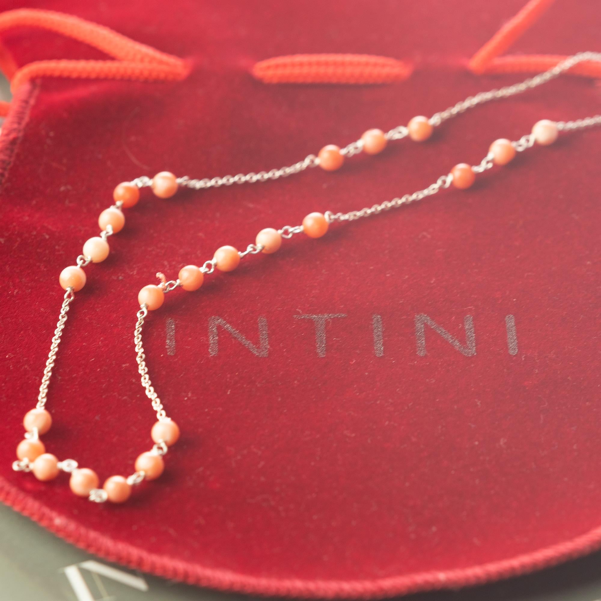 Collar de cóctel Intini Jewels Esferas de coral rosa con cadena de oro blanco de 18 quilates en venta 1