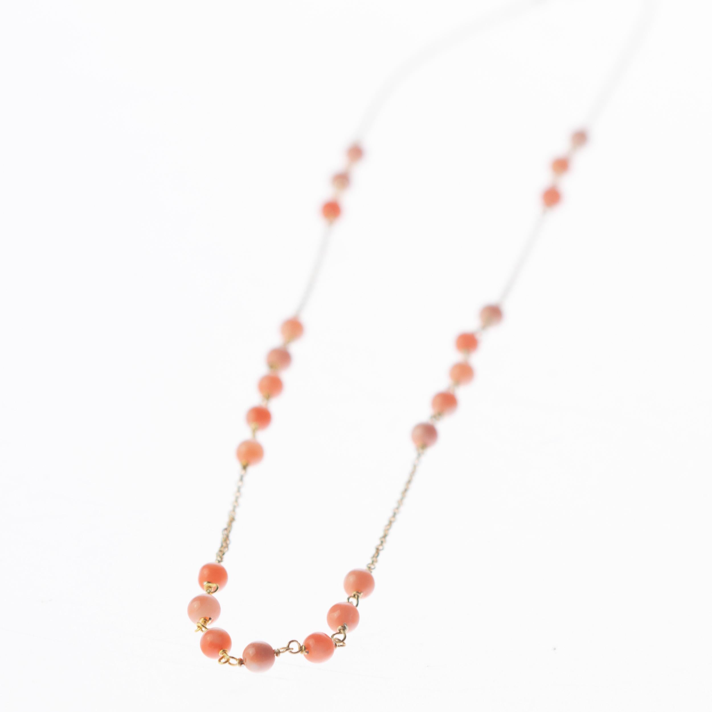 Modern Intini Jewels Pink Coral Spheres Golden Plate Minimalist Chain Cocktail Necklace For Sale