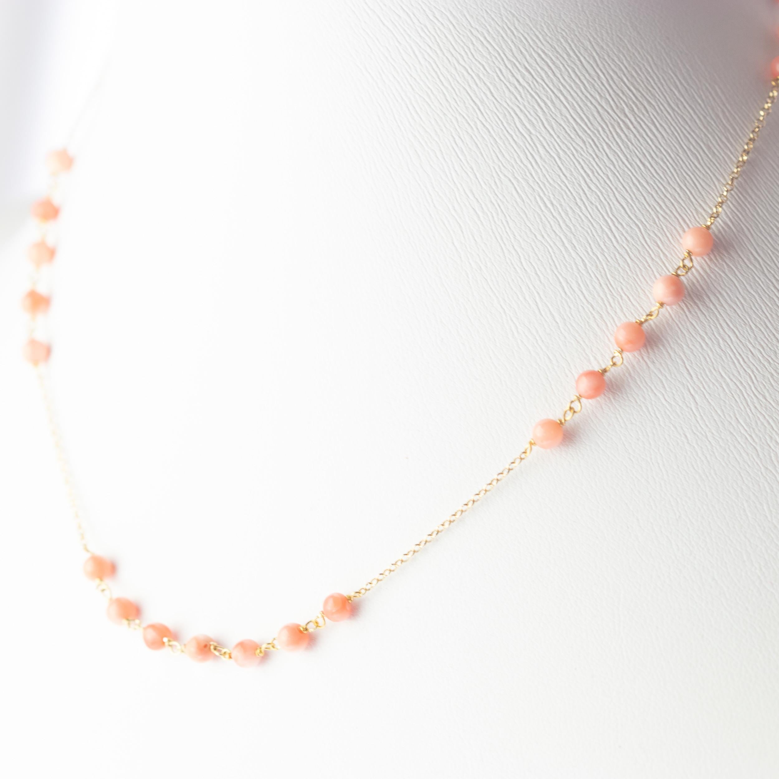 Intini Jewels Pink Coral Spheres Golden Plate Minimalist Chain Cocktail Necklace In New Condition For Sale In Milano, IT