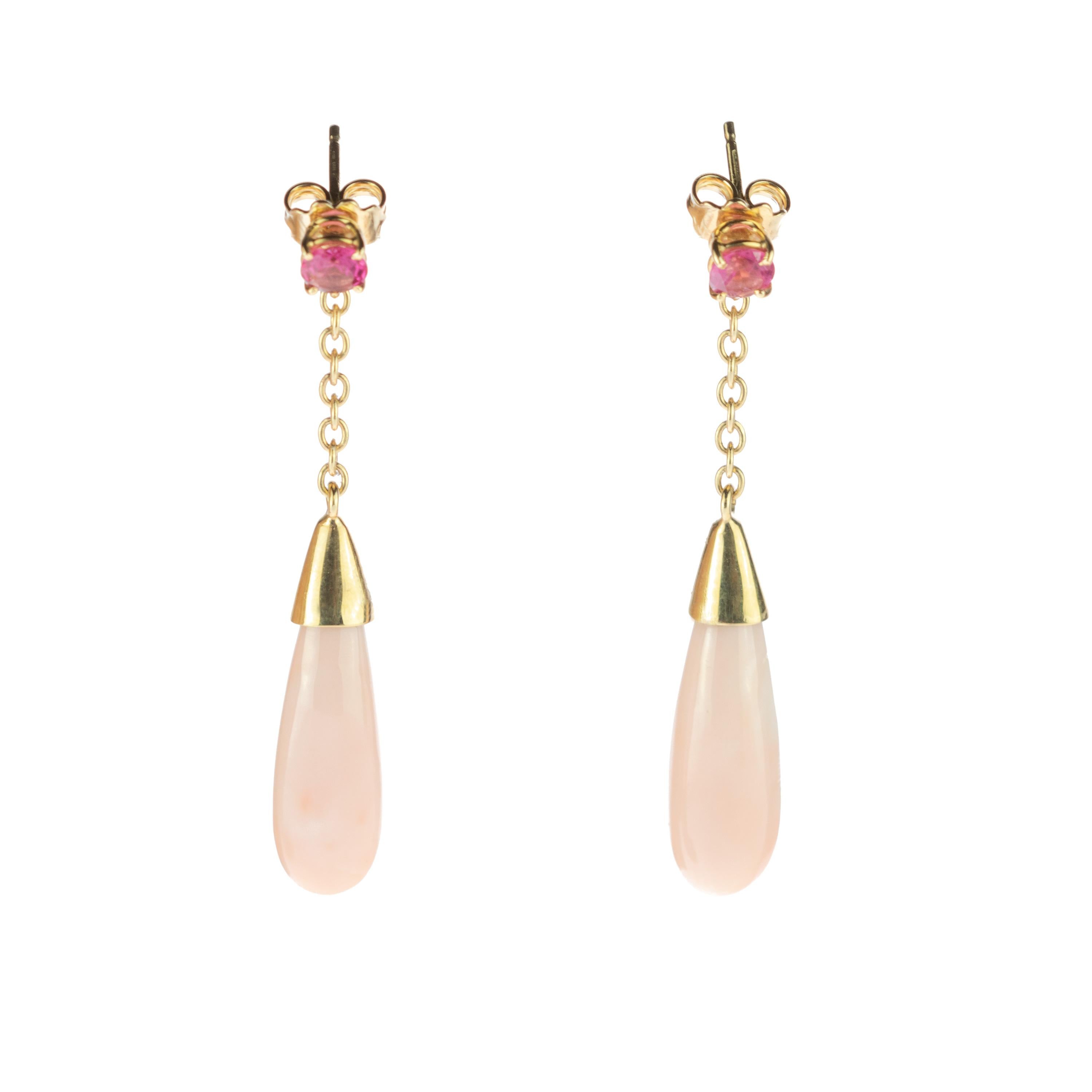 Stunning crafted round cut 4 carats violet tourmaline drop and dangle earrings holded by a delicate 18 karat yellow gold chain ending in a gold cone and enlighten dainty 19 carats pink coral teardrops. Evoking all the italian tradition resulting in