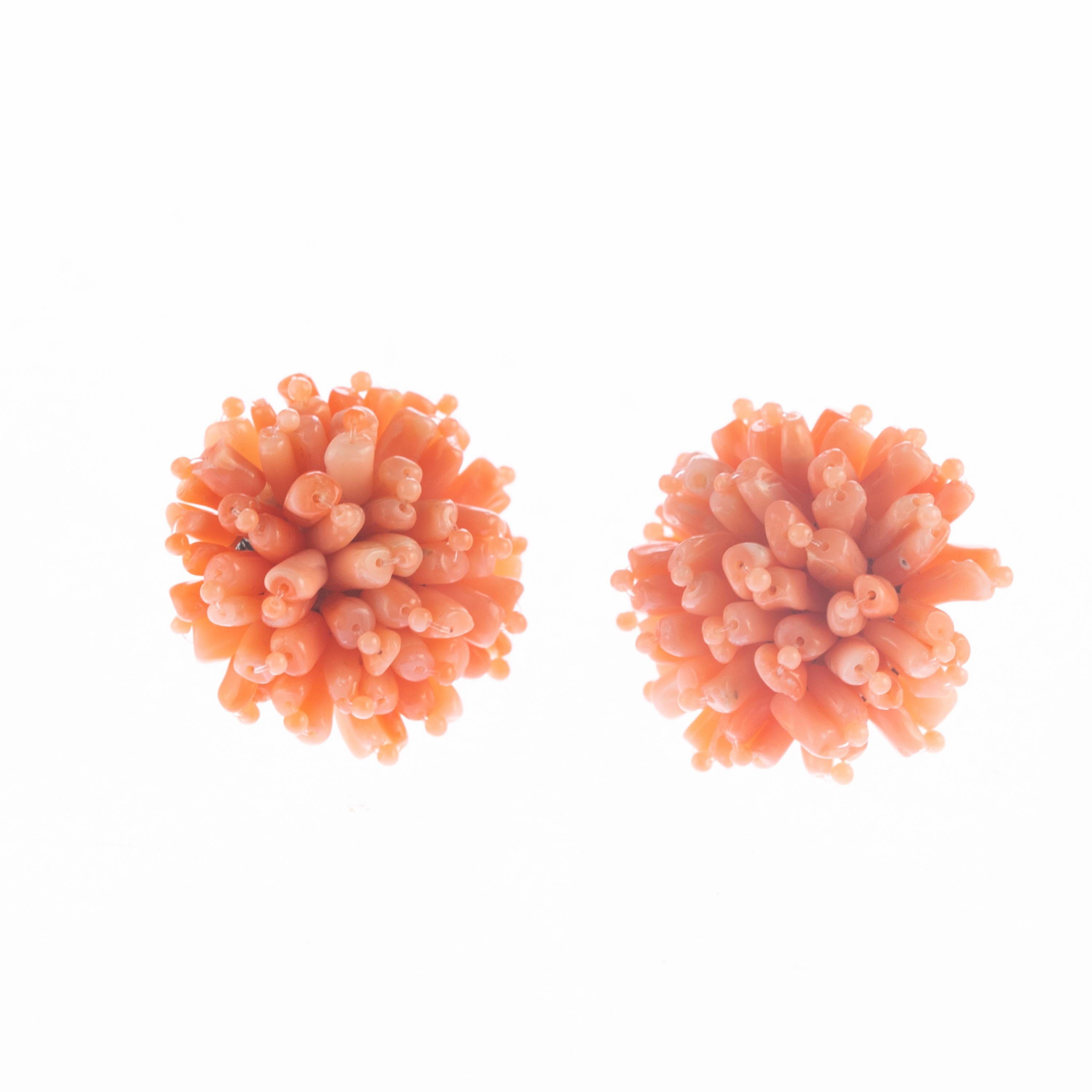 Wunderschönes und prächtiges Design aus mediterranen, rosafarbenen Korallenblüten, die den Zauber und die Zartheit italienischer Designs hervorrufen. Die Einfachheit des Stücks, das ein einzigartiges und unwiederholbares Cocktail-Schmuckstück